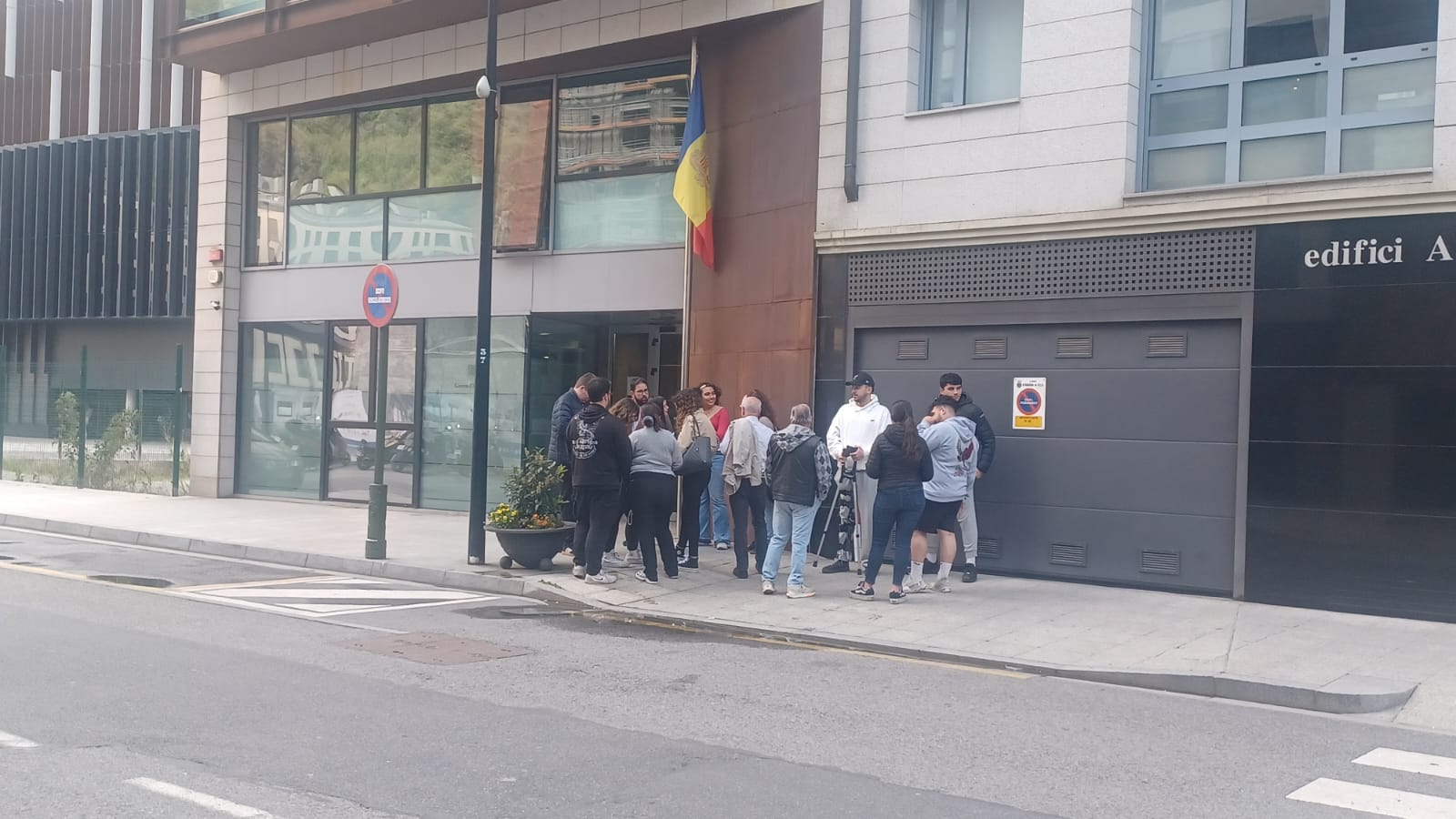 Les persones concentrades per donar suport al representants del Sindicat d'Habitatge.