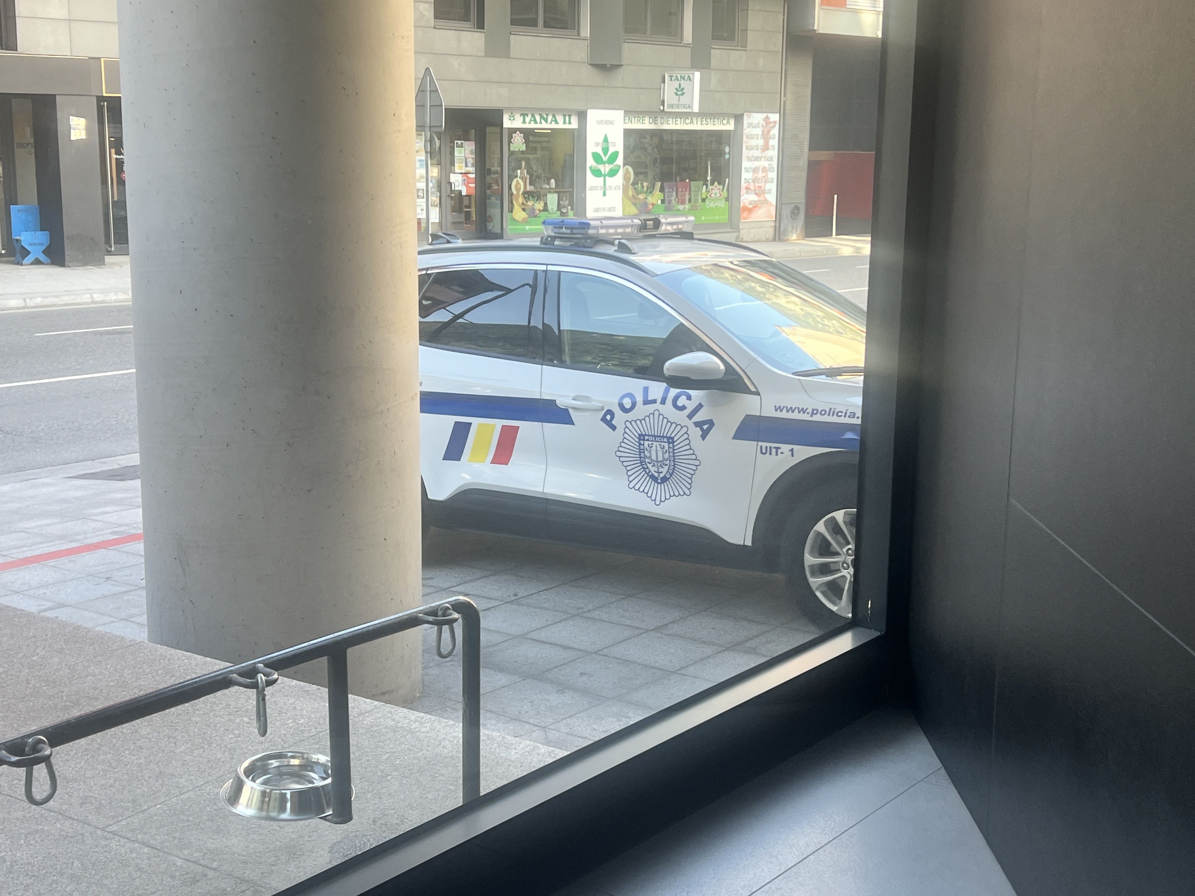 El cotxe que ha traslladat l'acusat entrant a les dependències judicials.