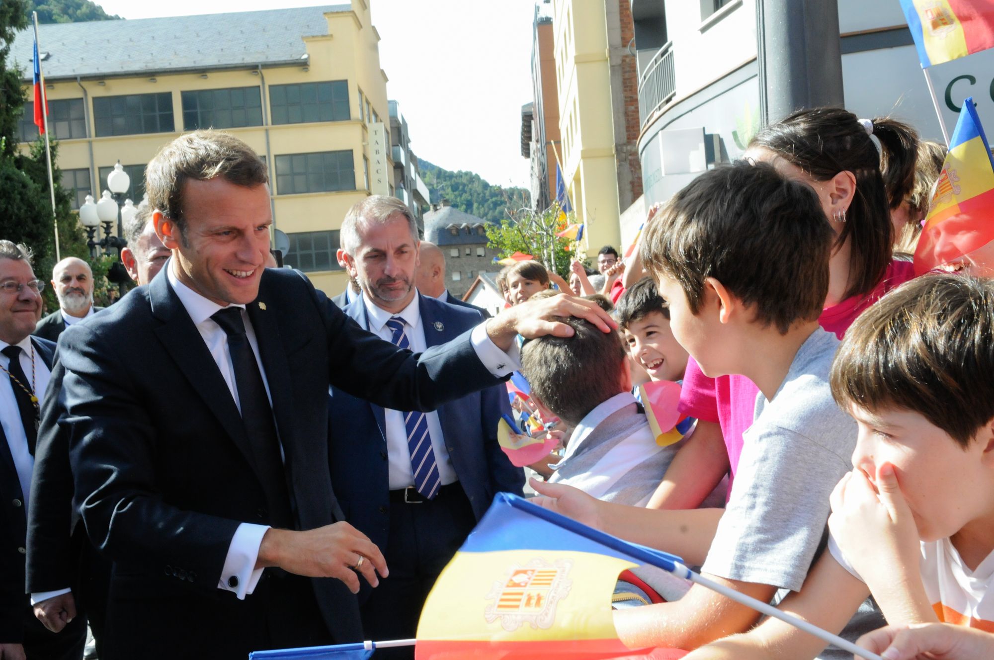 Macron saluda nens i nenes durant la visita del 2019.