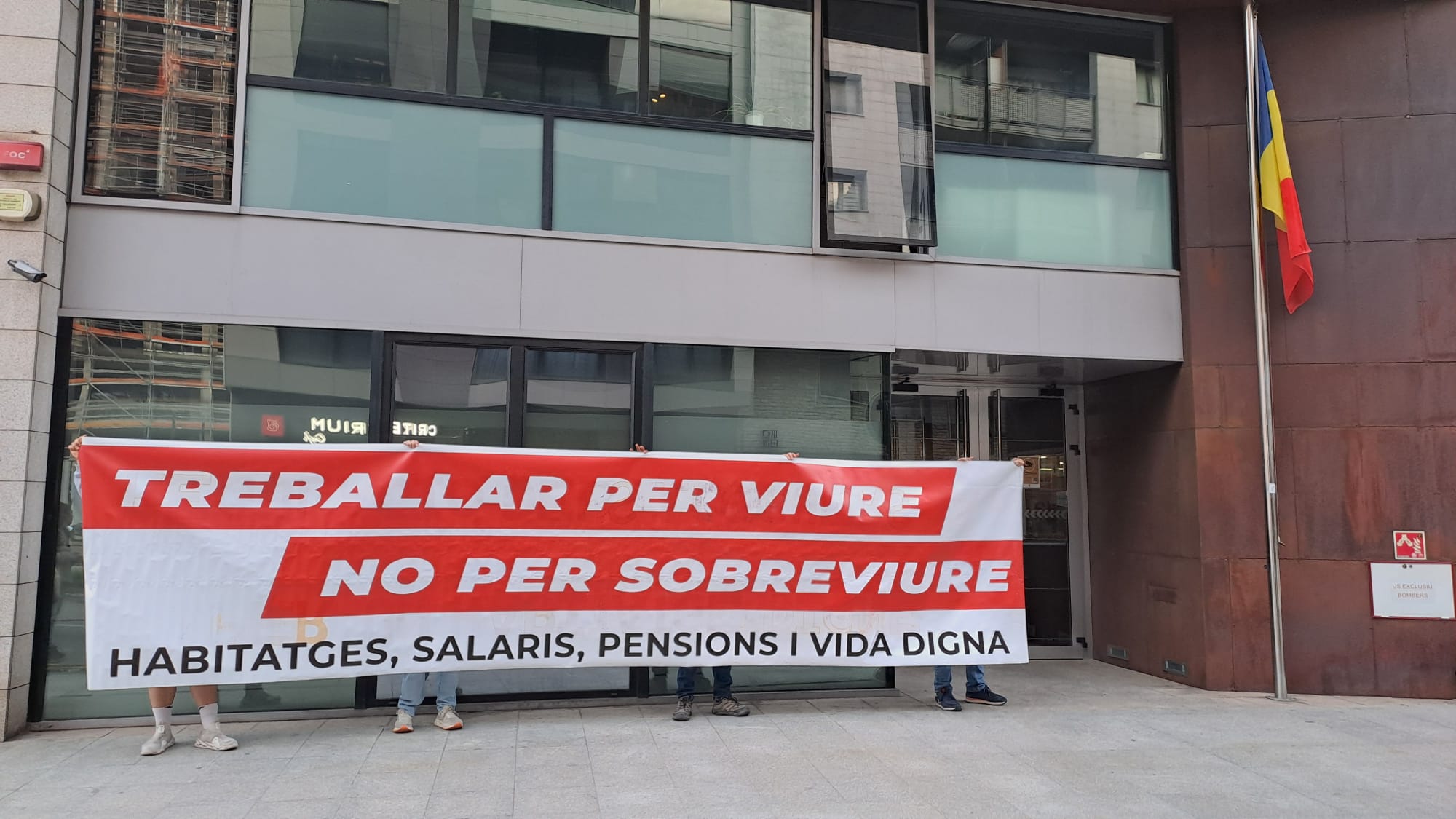 Pancarta desplegada per l’entitat a la seu de Govern a Prat del Rull.