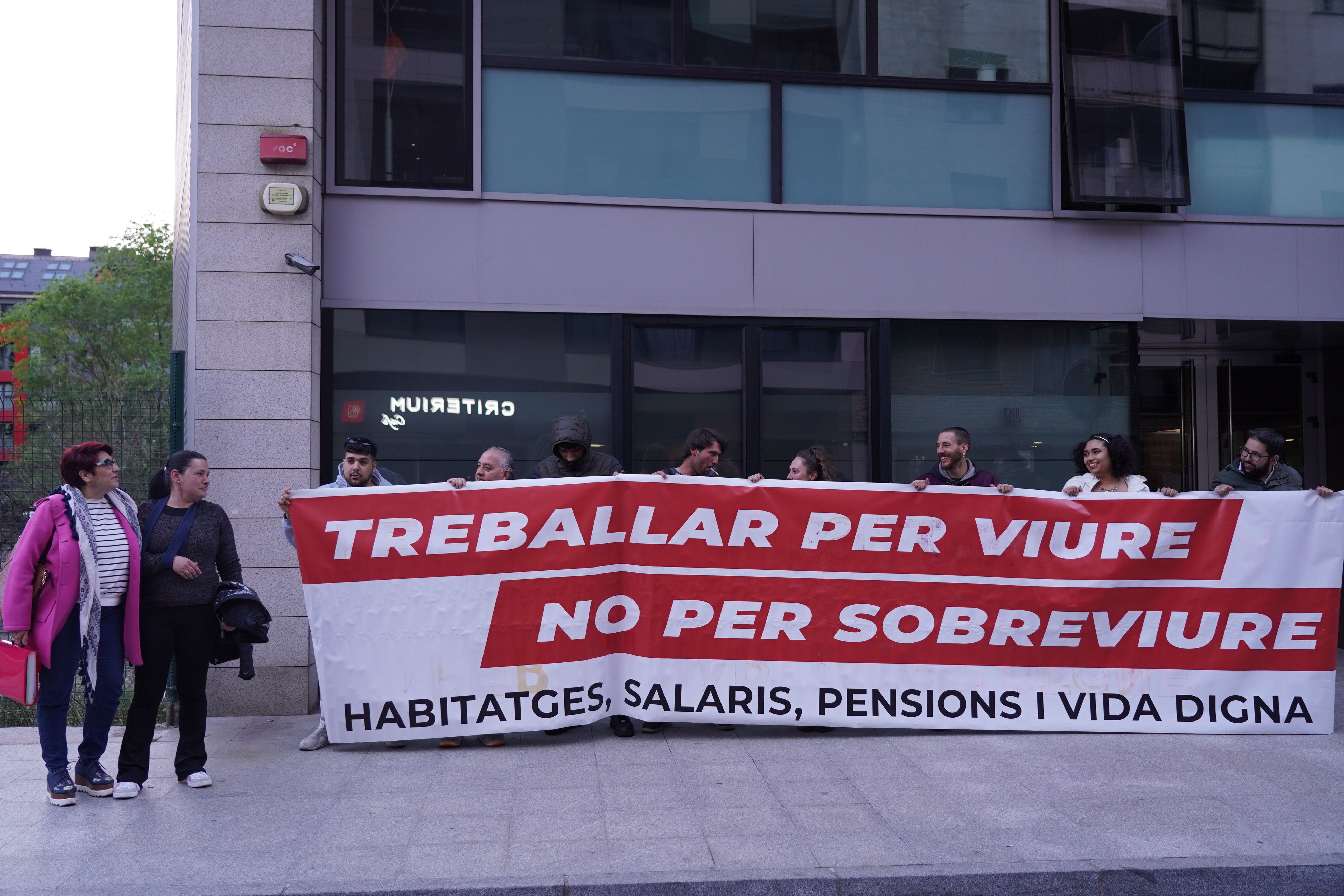Els membres del Sindicat amb una pancarta reivindicativa a la porta del Prat del Rull.