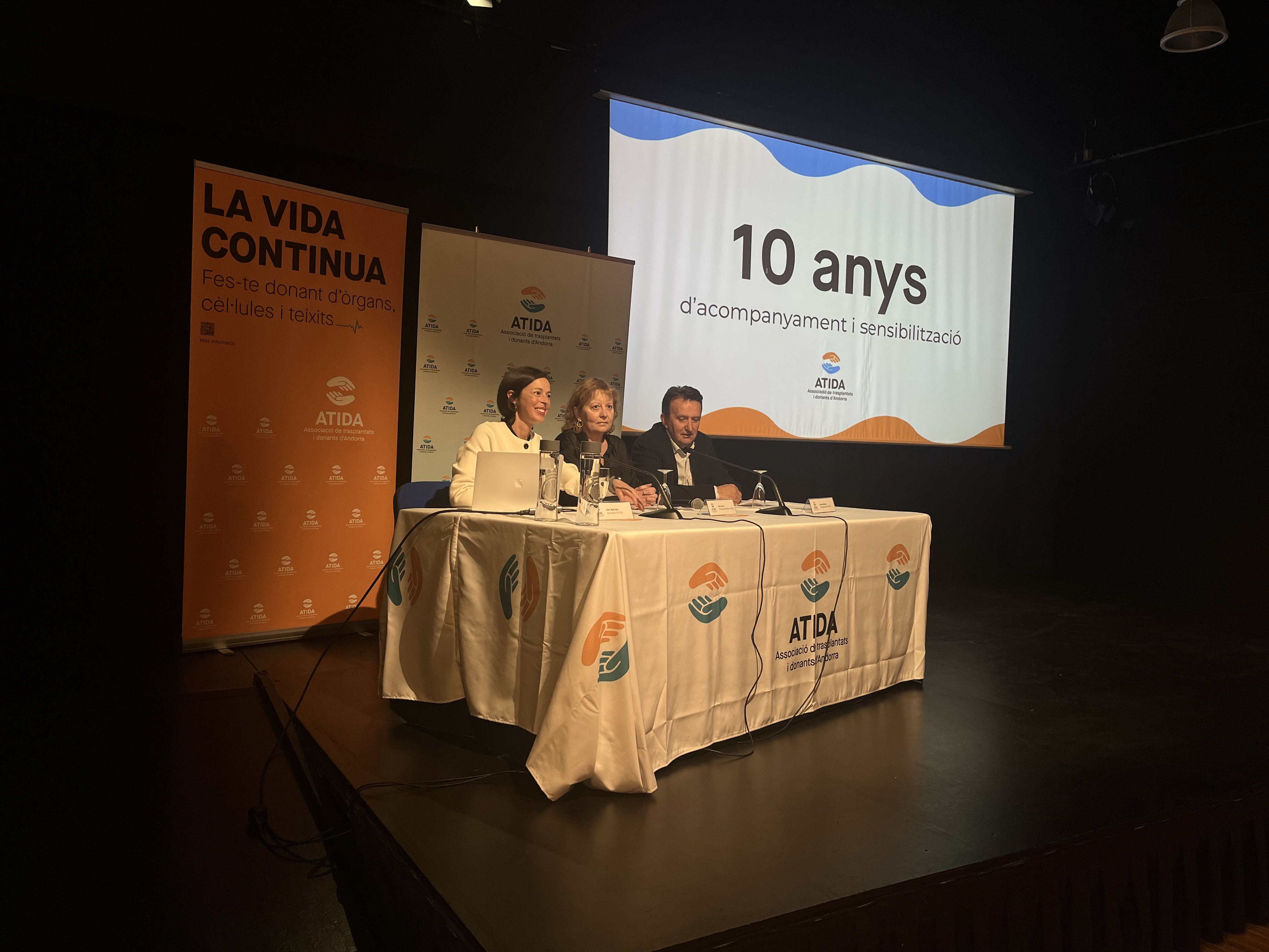 Maria Jesús Martínez, secretària d’ATIDA, Núria Gras, primera presidenta de l’associació, i Jaume Boneta, vicepresident.