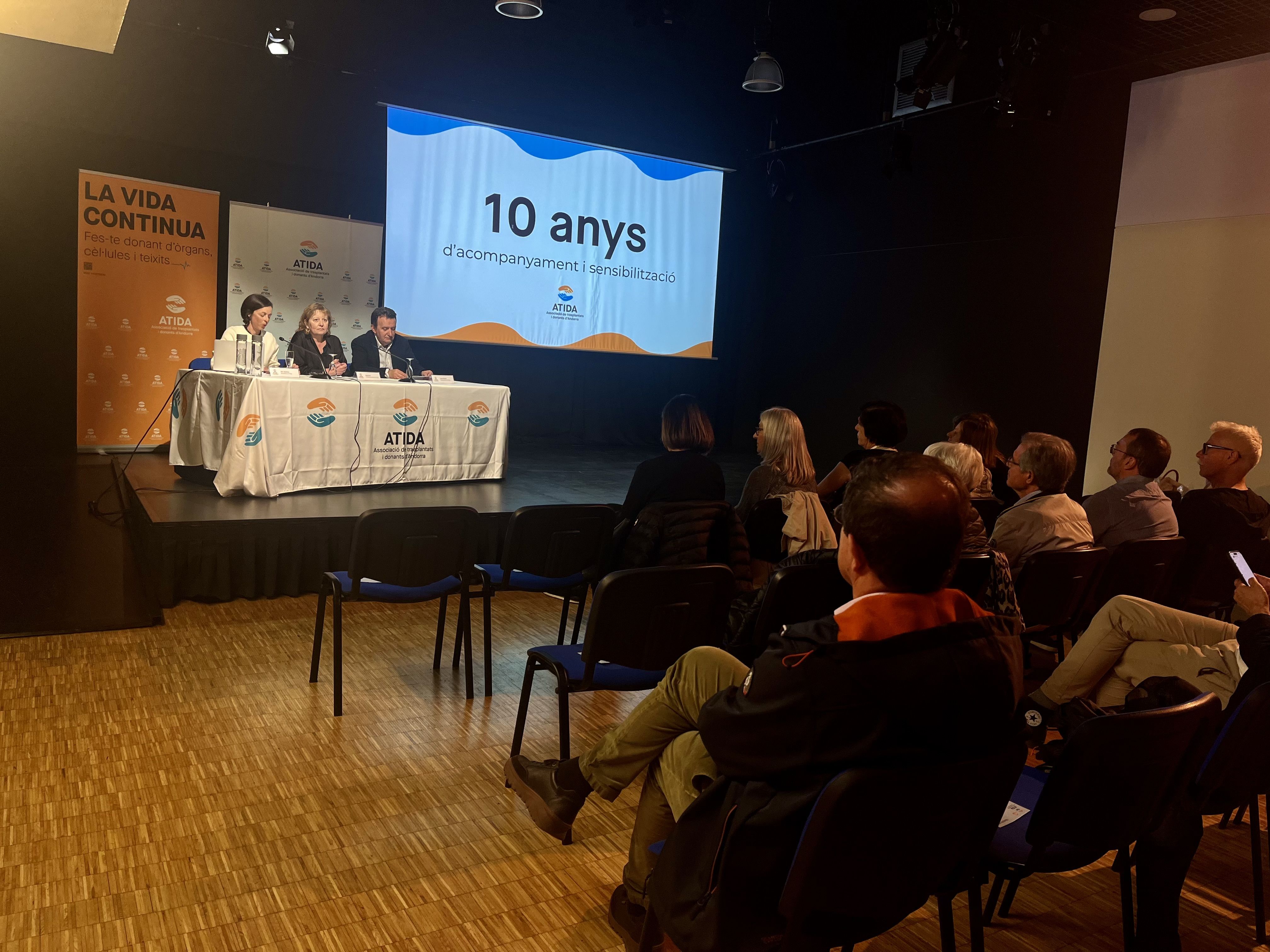 Una vintena de persones han assistit a l'acte de celebració.