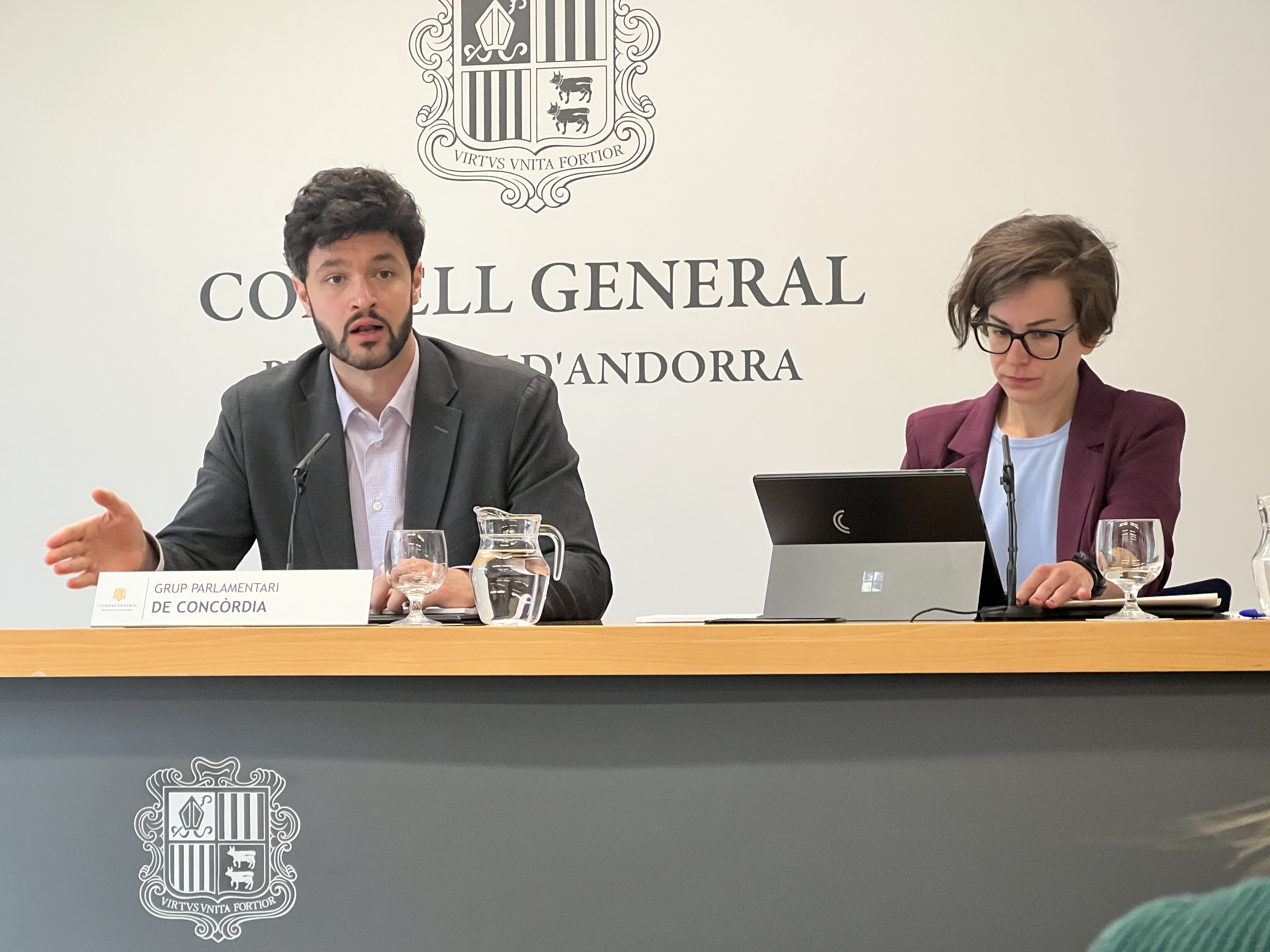 Cerni Escalé i Núria Segués durant la compareixença.