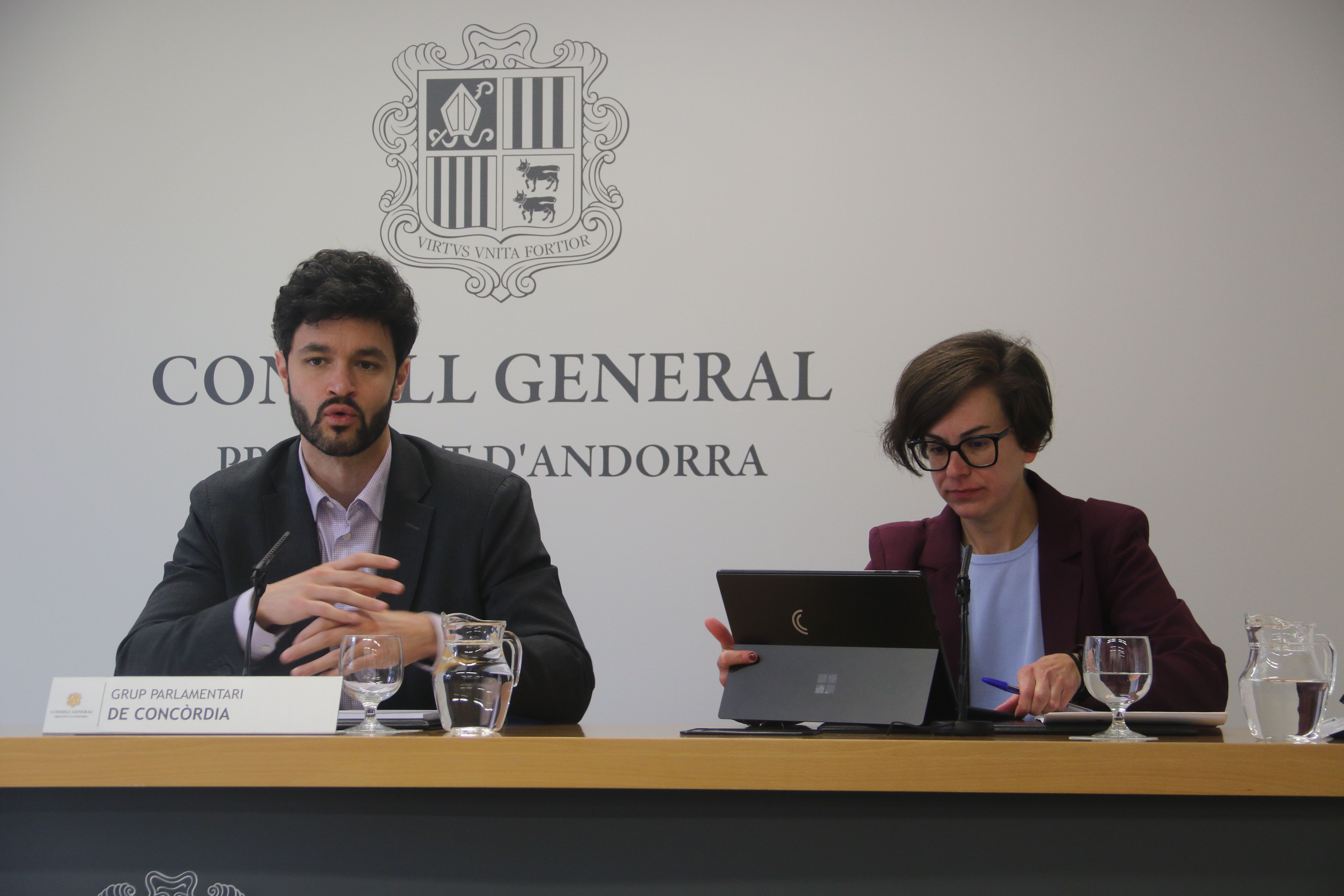Cerni Escalé i Núria Segués durant l'exposat de les esmenes a la modificació del Codi penal.
