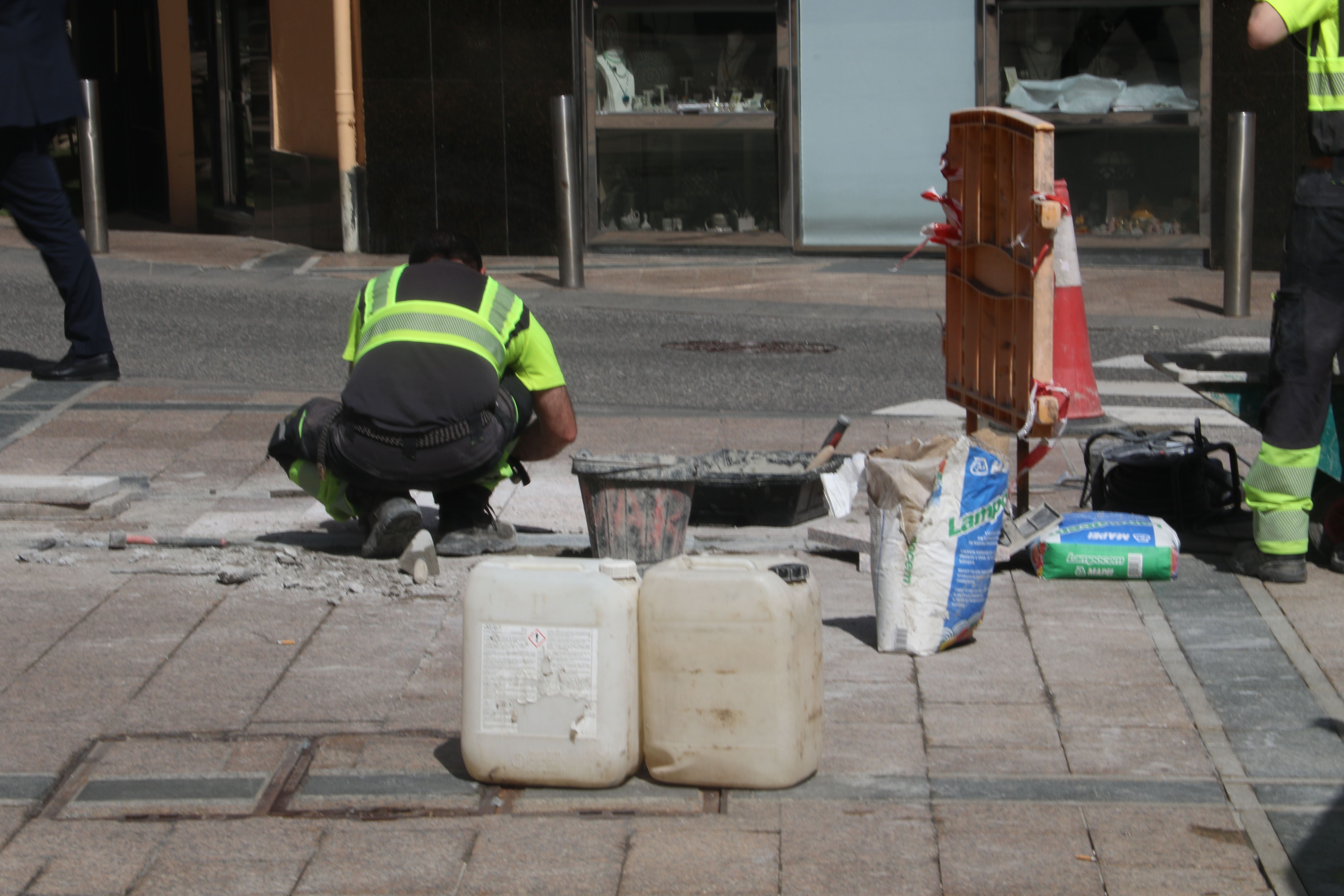 Reparant les llambordes de la plaça Príncep Benlloch d'Andorra la Vella perquè tot estigui bé per la visita de Macron.