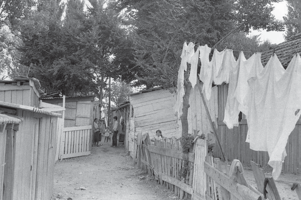 La manca d'electricitat, aigua, clavegueram i sanejament bàsic feia la vida molt difícil als veïns del barri.