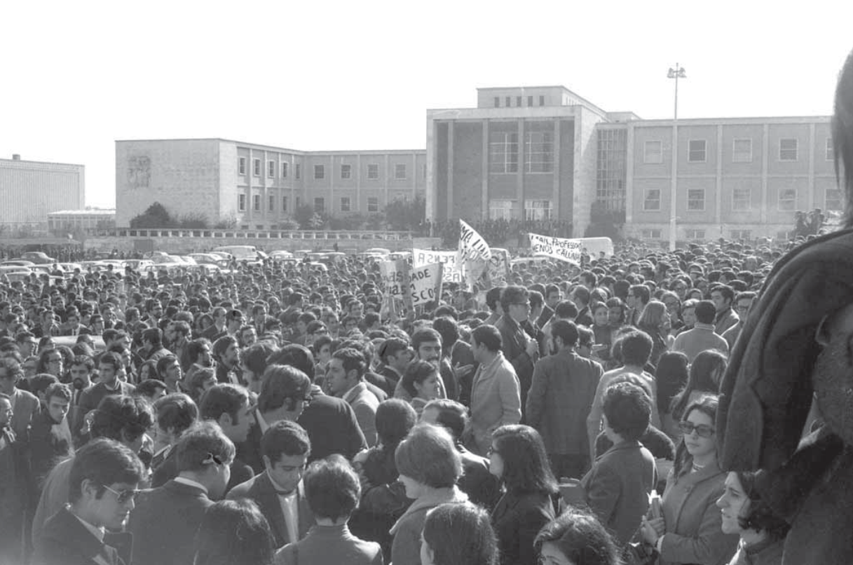 Manifestació d'estudiants el 20 de novembre de 1968 davant del Rectorat de la Universitat de Lisboa.