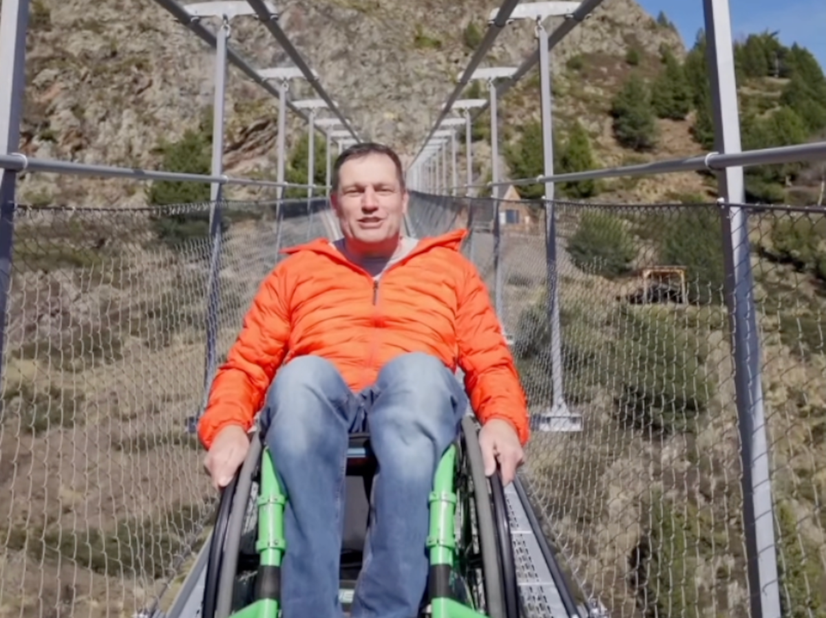 Albert Llovera, travessant el pont.