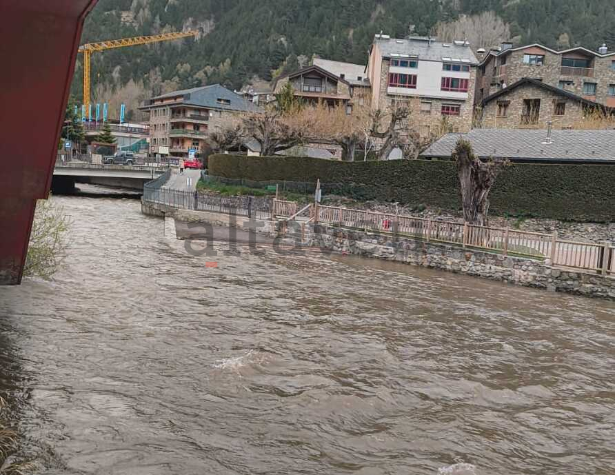 L'aigua s'ha empassat totalment la denominada platja de Canillo.