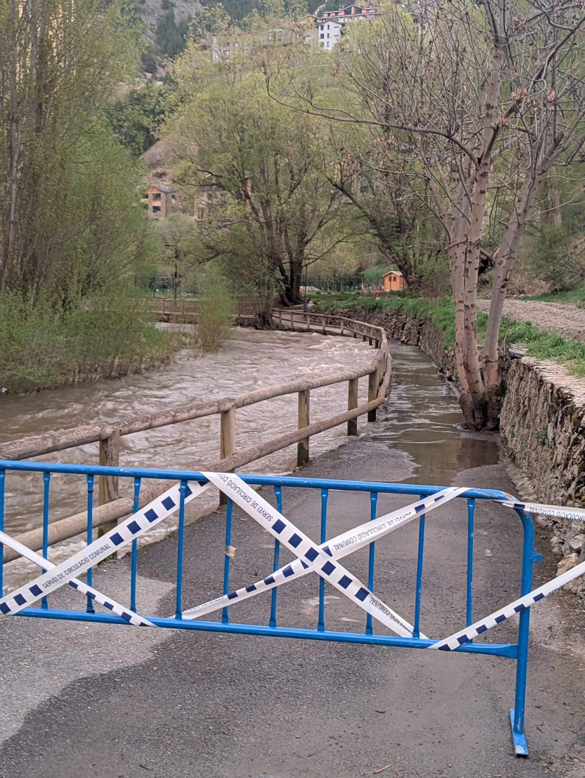 L'aigua del riu ha negat el camí en algun tram.
