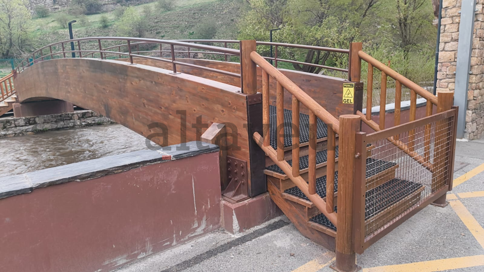 El pontet que permet creuar el riu també s'ha tancat.