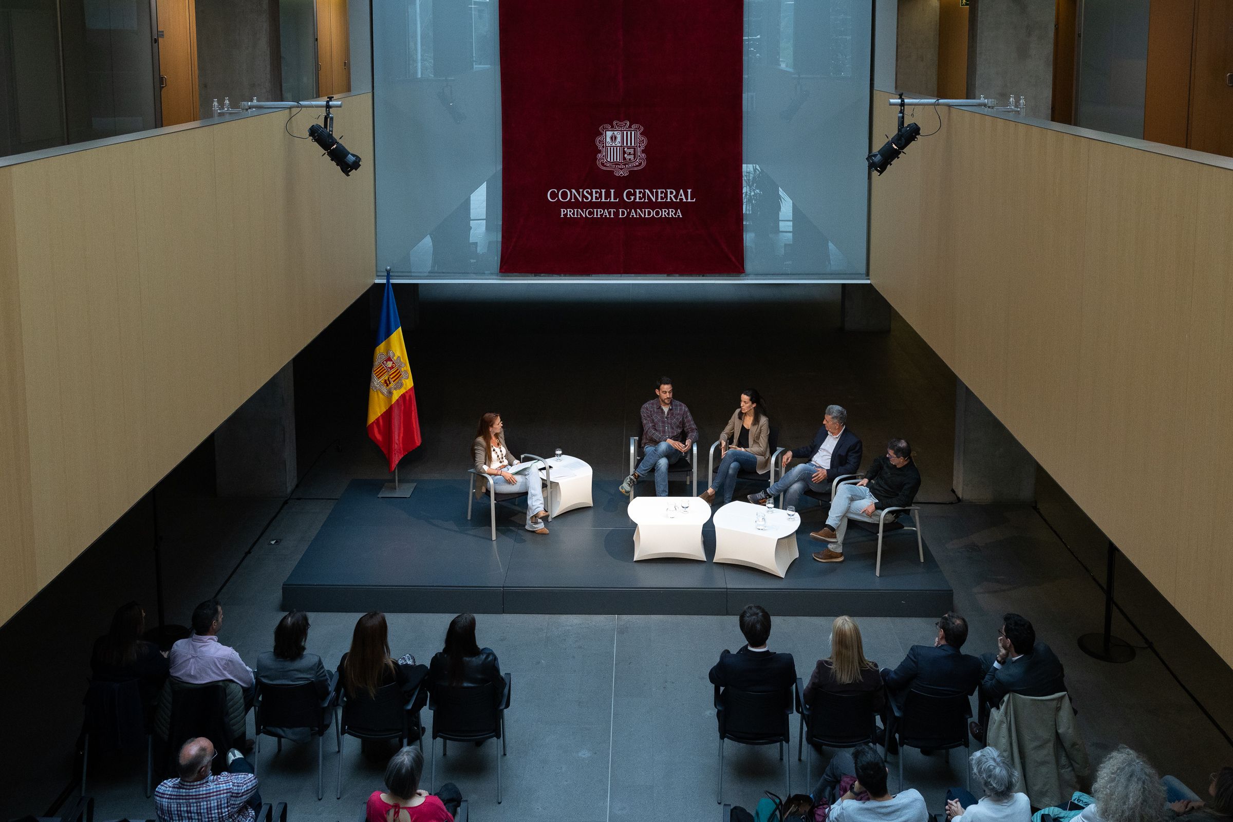 El Consell General acull una taula rodona sobre el paper dels veterinaris en la protecció de la salut pública.