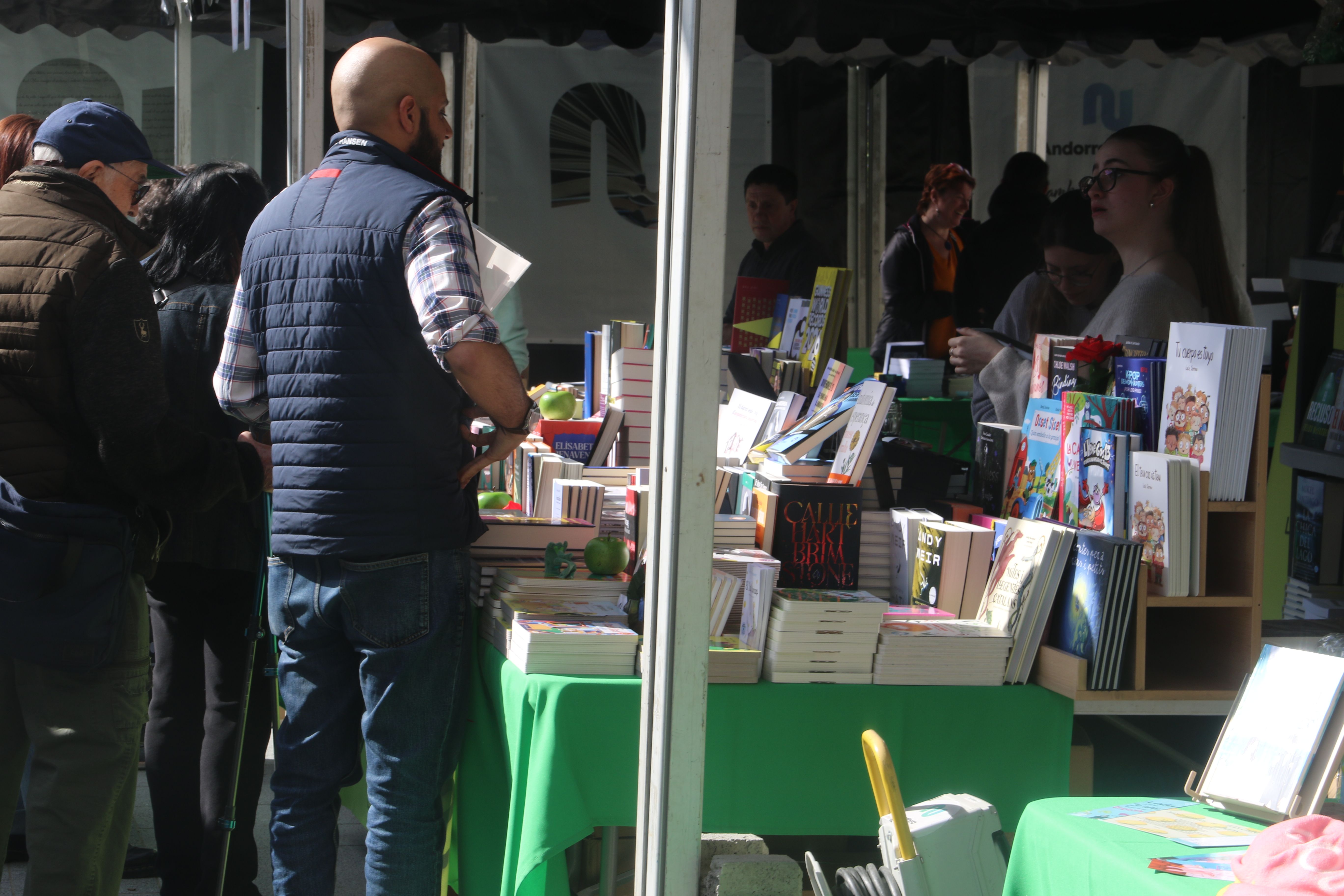 Comprant llibres a la plaça del Poble d'Andorra la Vella. 