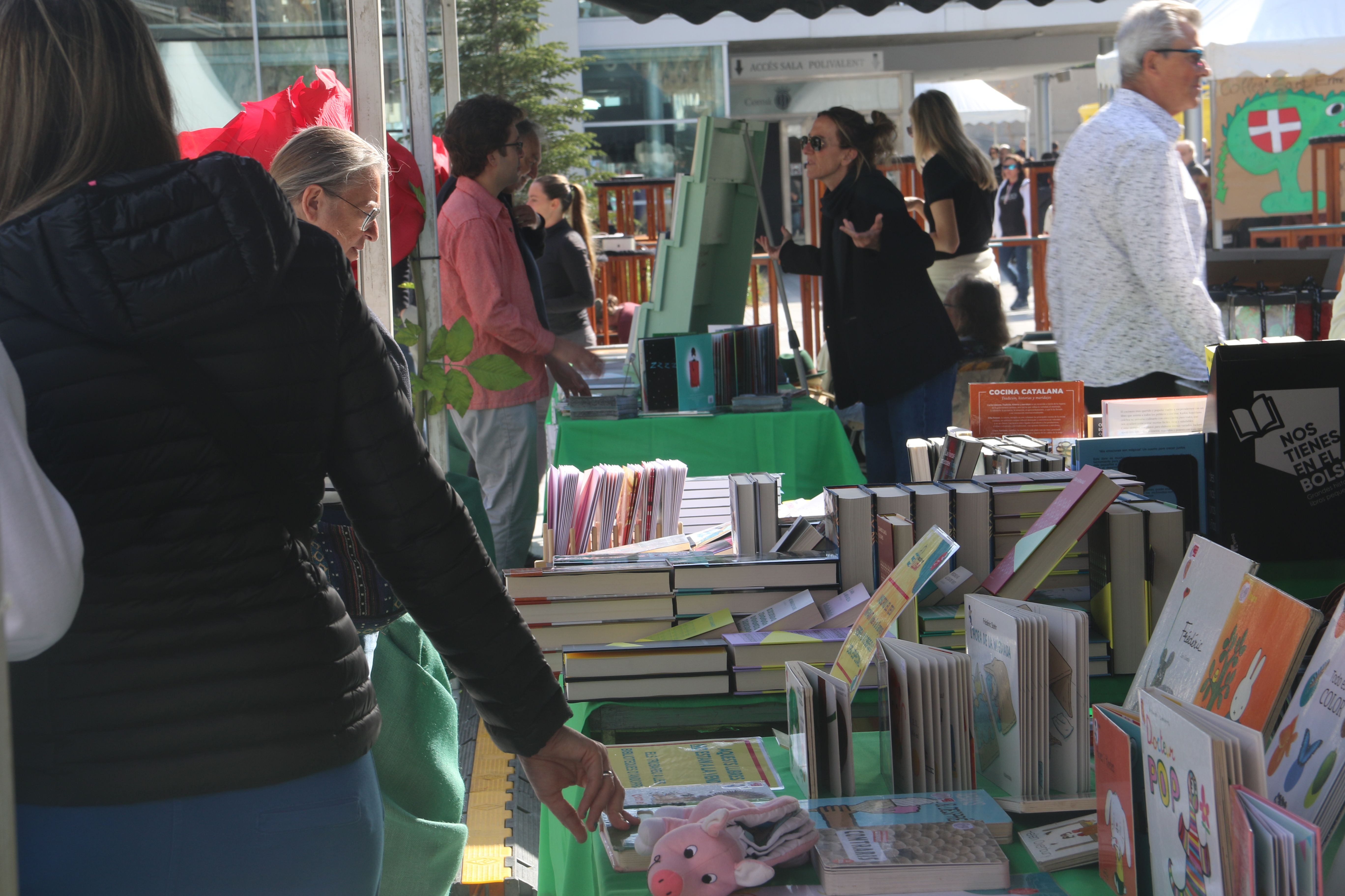 Comprant llibres a la plaça del Poble d'Andorra la Vella. 