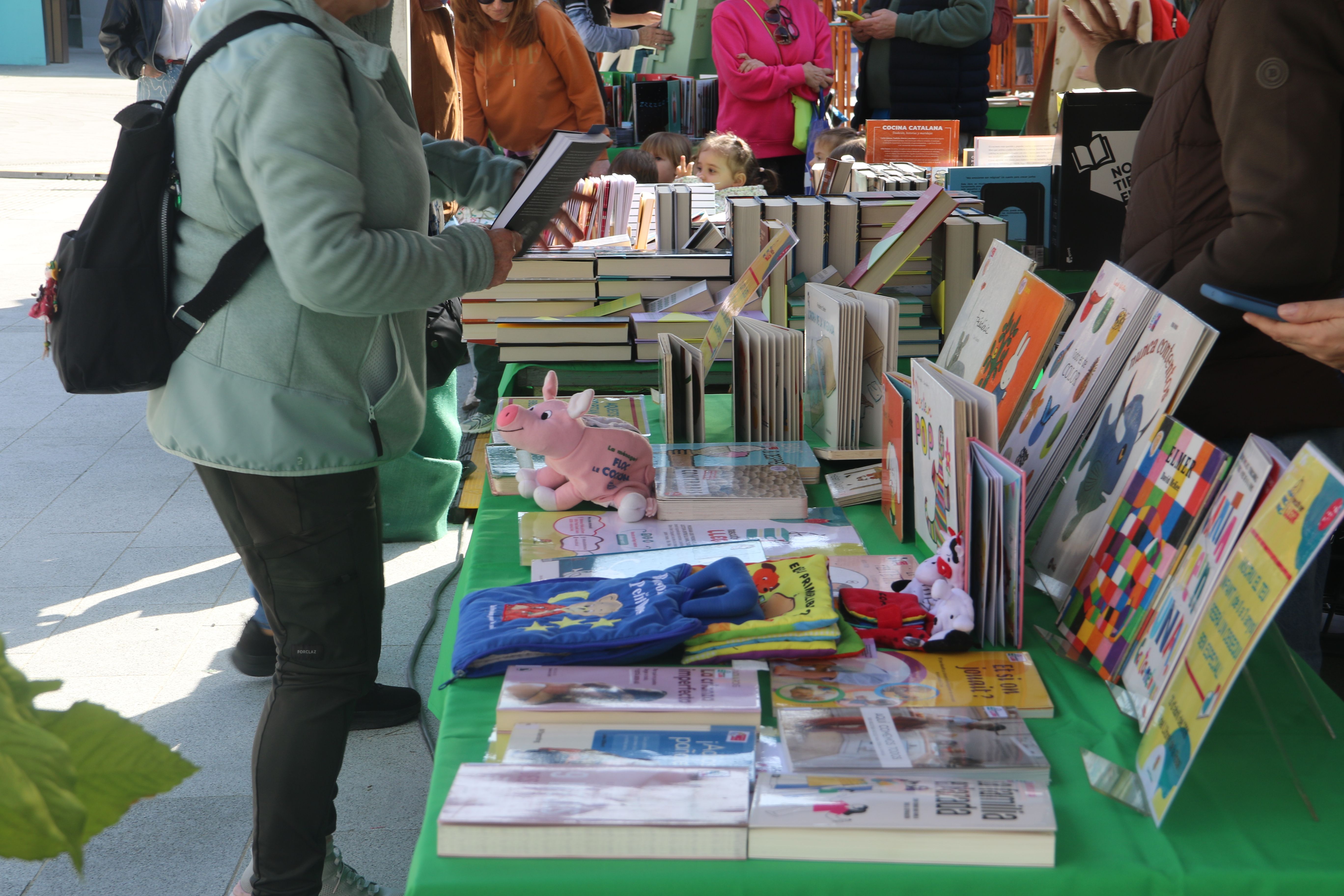 Comprant un llibre a l'estand de la plaça.
