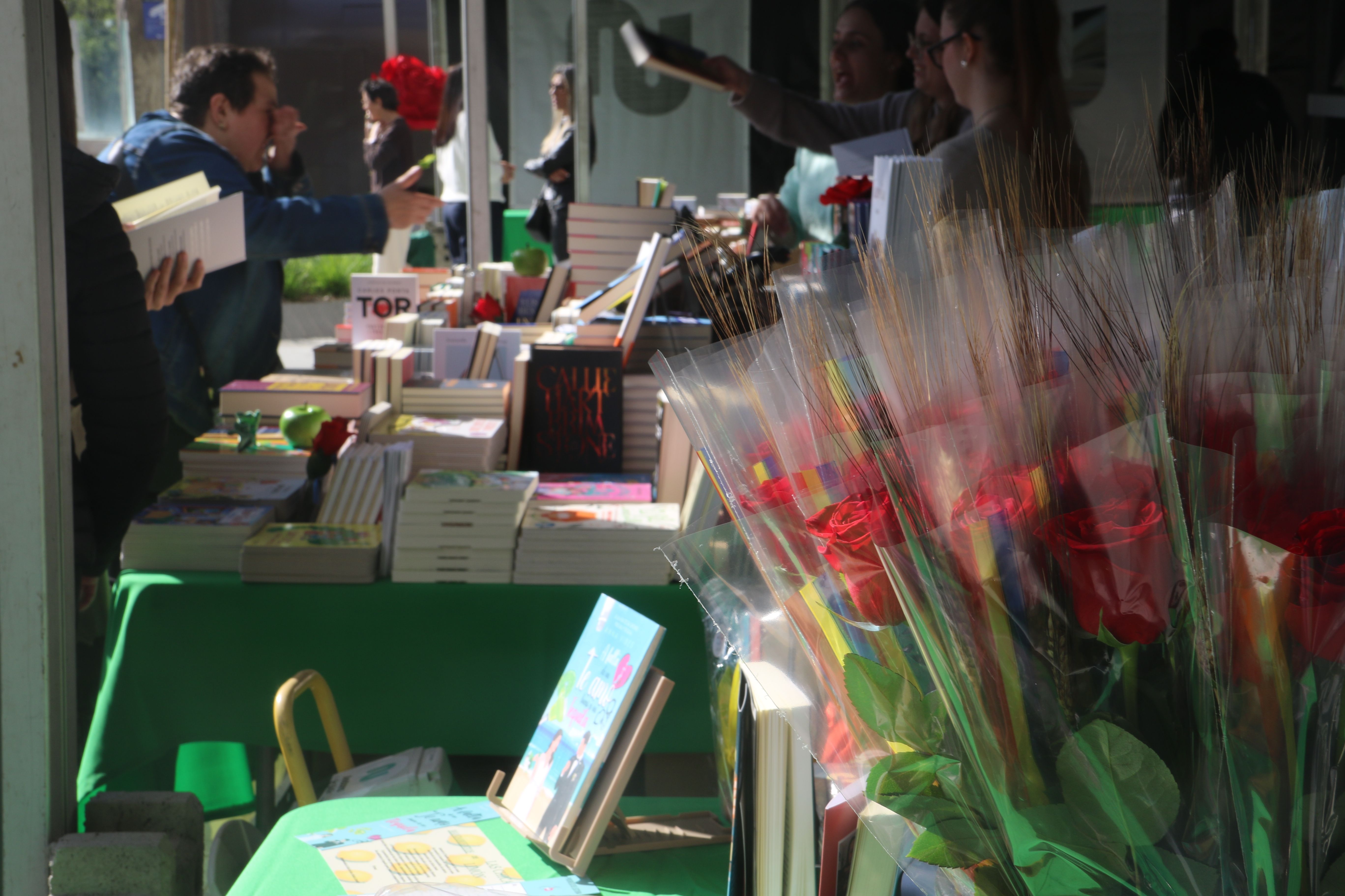Llibres i roses en una de les parades de la plaça del Poble d'Andorra la Vella.