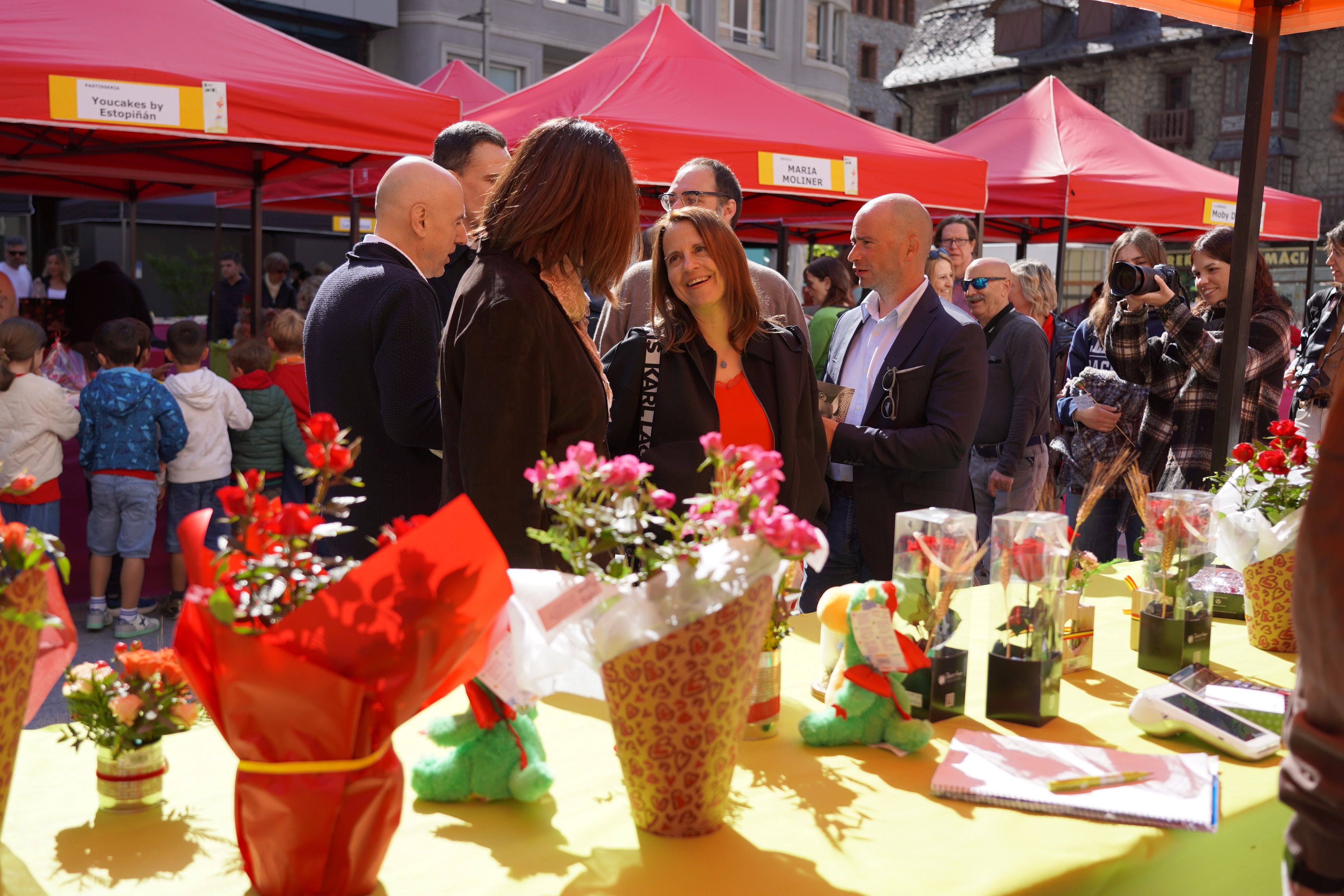La cònsol major, Rosa Gili, passejant per les paradetes de Sant Jordi.