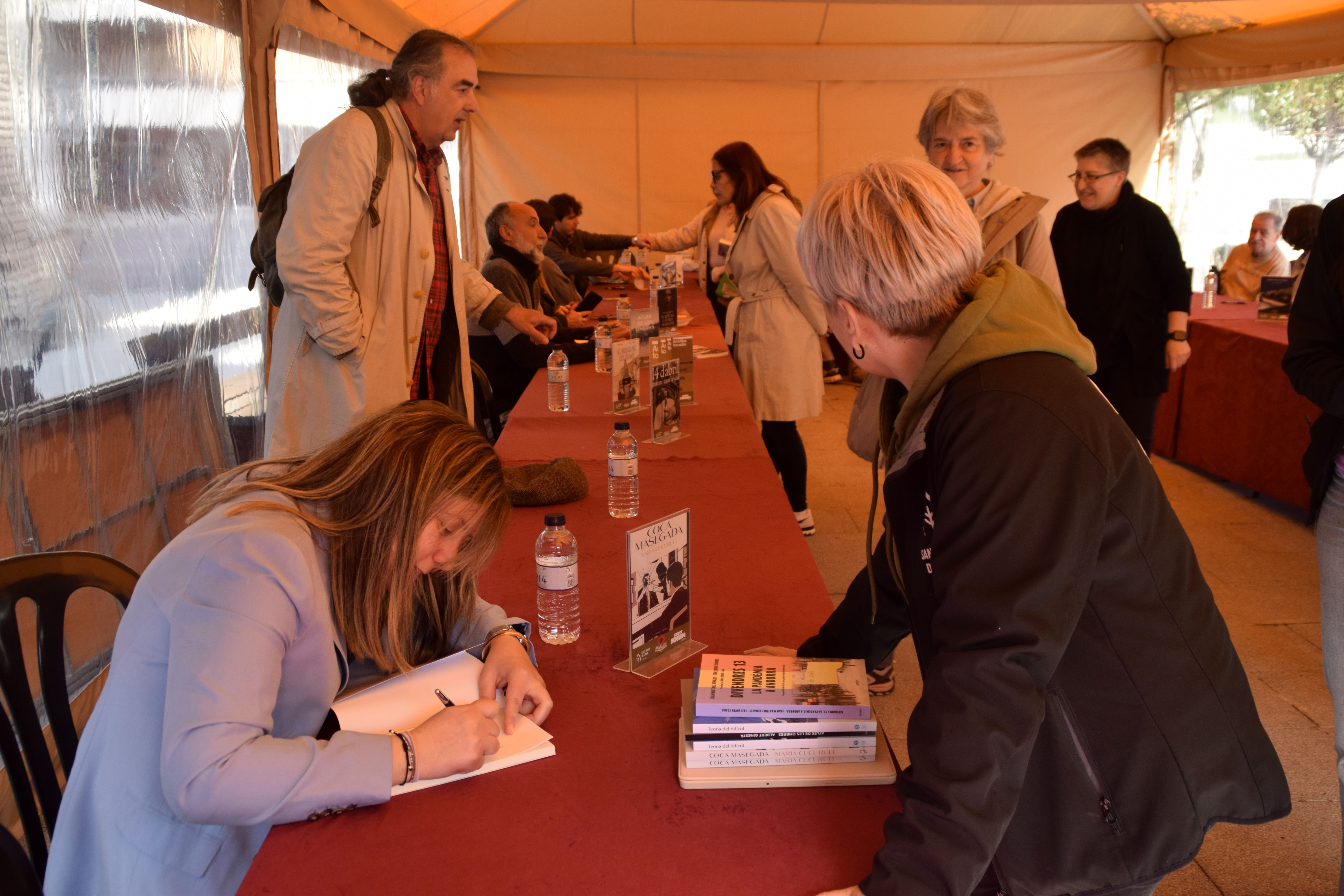 Signatura de llibres a Sant Julià de Lòria.