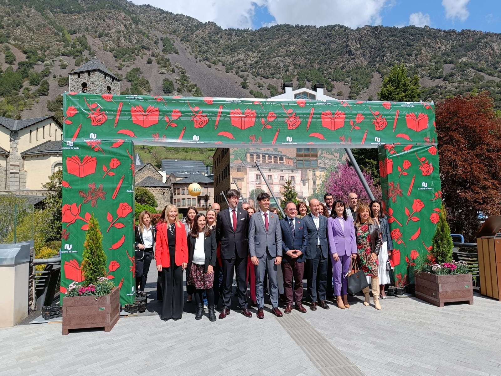 El conjunt dels representants institucionals sota l'arc de la Fira de Sant Jordi.