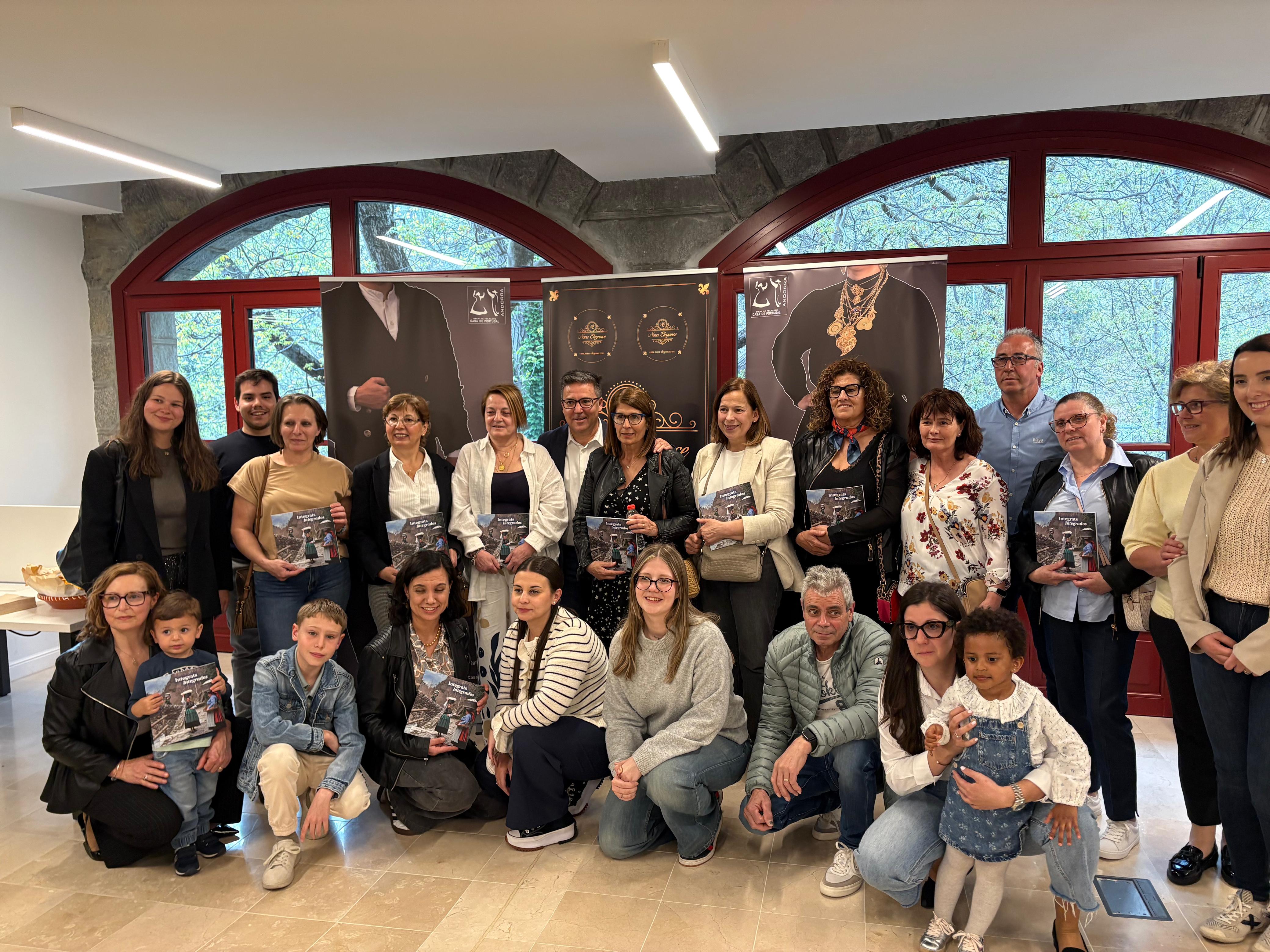 El Grup de Folklore Casa de Portugal presenta el seu projecte ‘Integrats/Integrados’ en format de llibre.