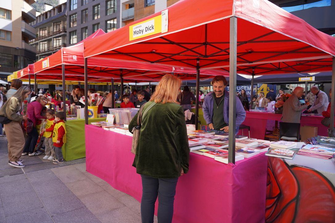 Comprant un llibre en un estand de la Plaça Coprínceps.