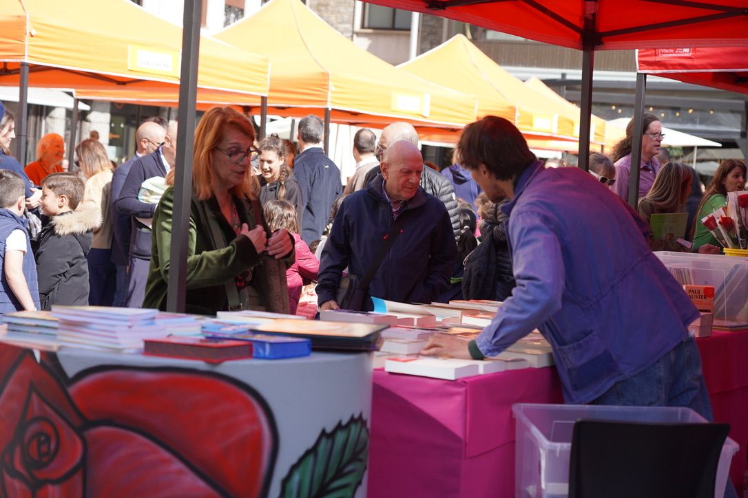 Comprant un llibre a Escaldes-Engordany.