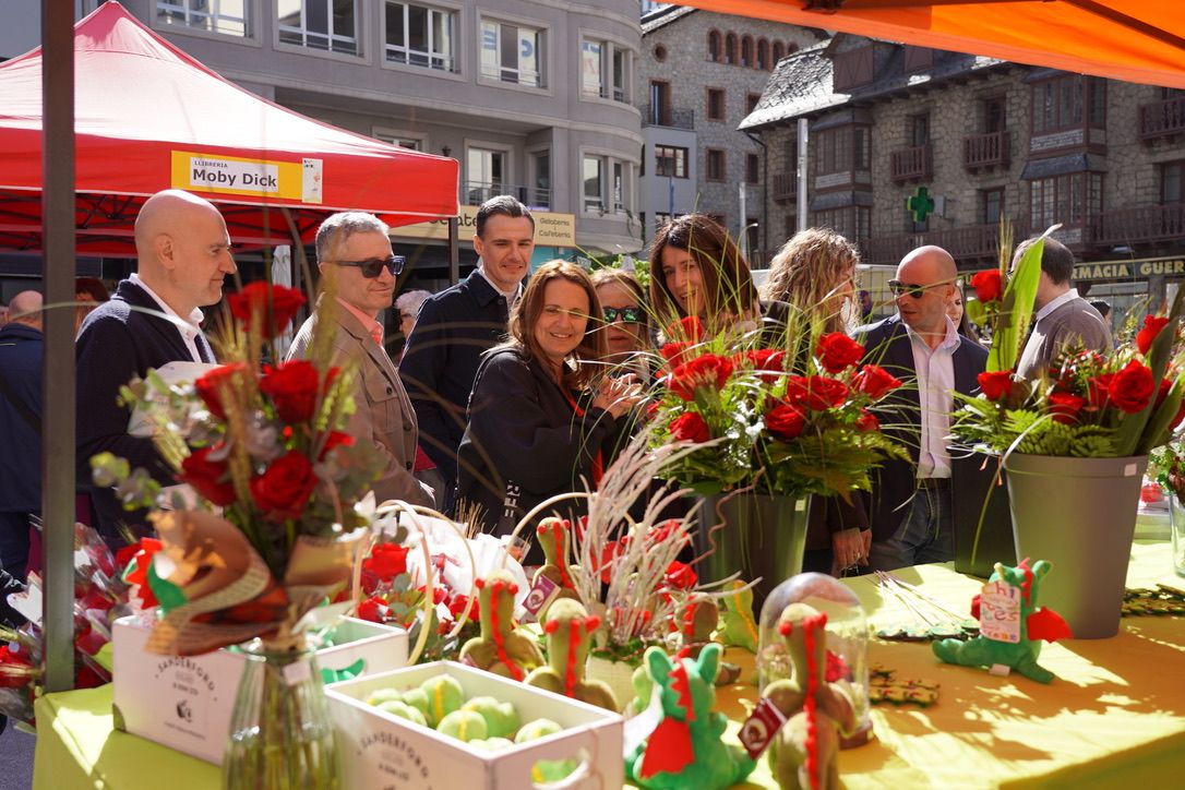La corporació comunal d'Escaldes visitant les parades.