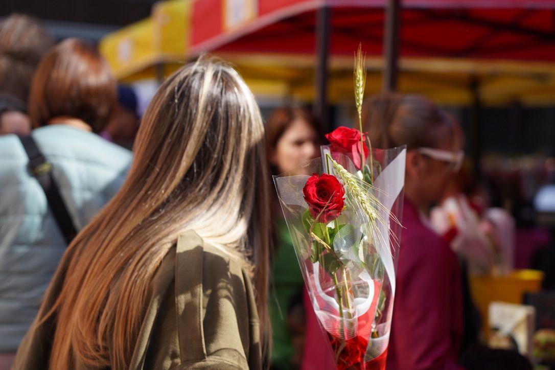 Una ciutadana amb roses. 
