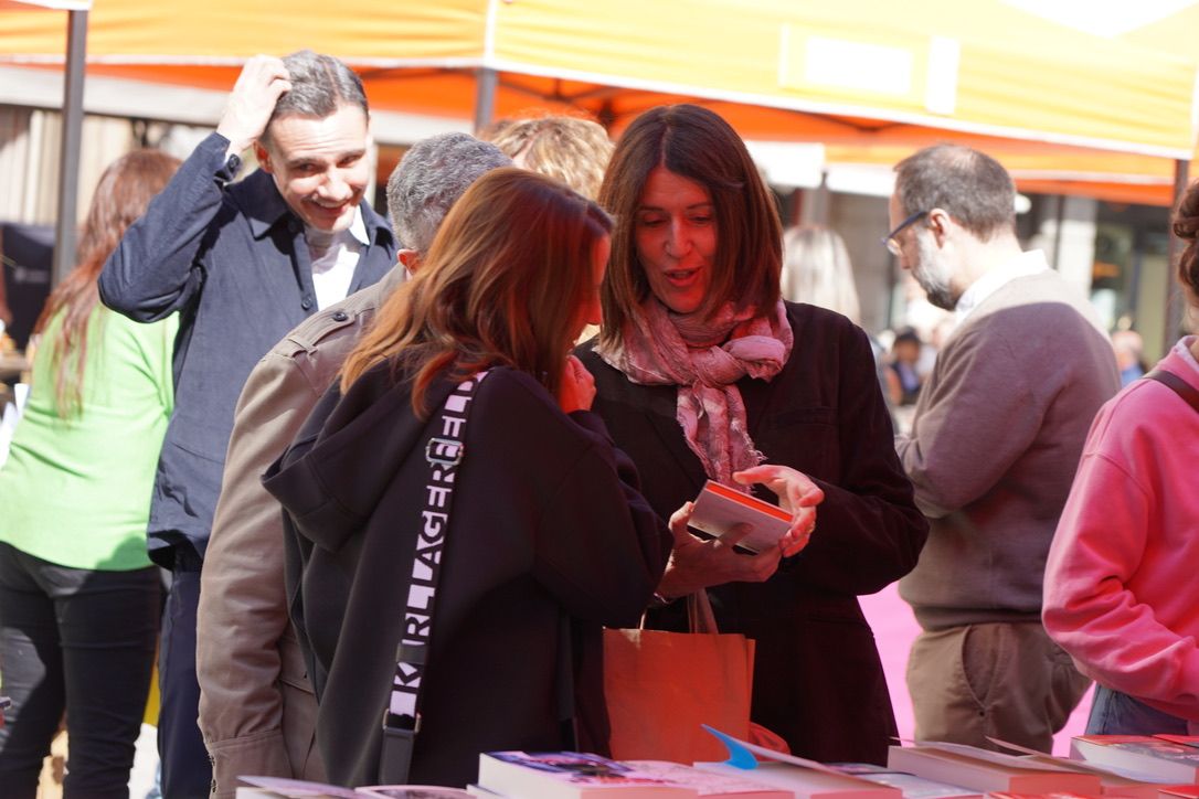 Rosa Gili i Anna Garcia fullejant un llibre.