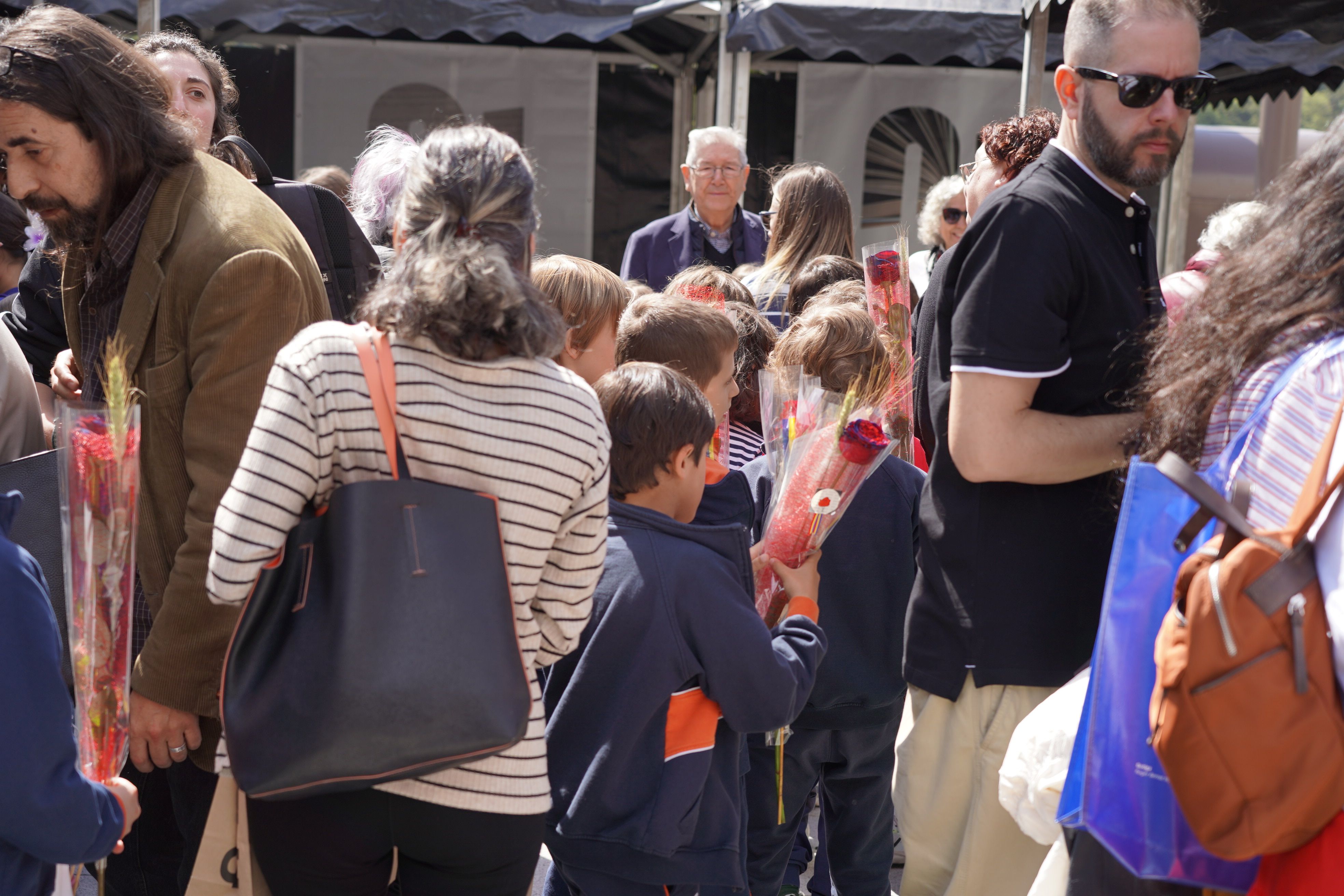 Un grup d'estudiants amb roses- 