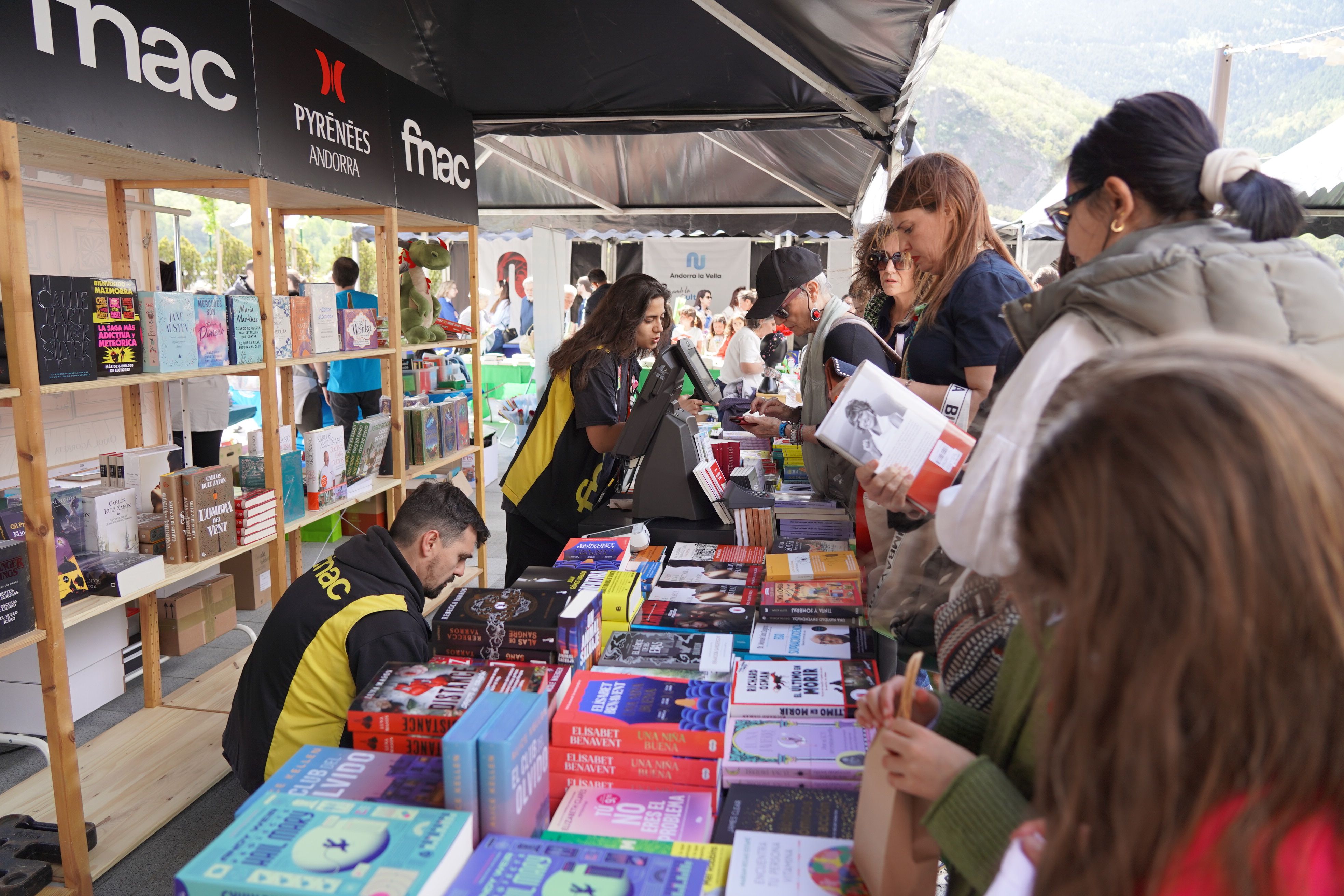 Comprant un llibre a l'estand de la plaça.