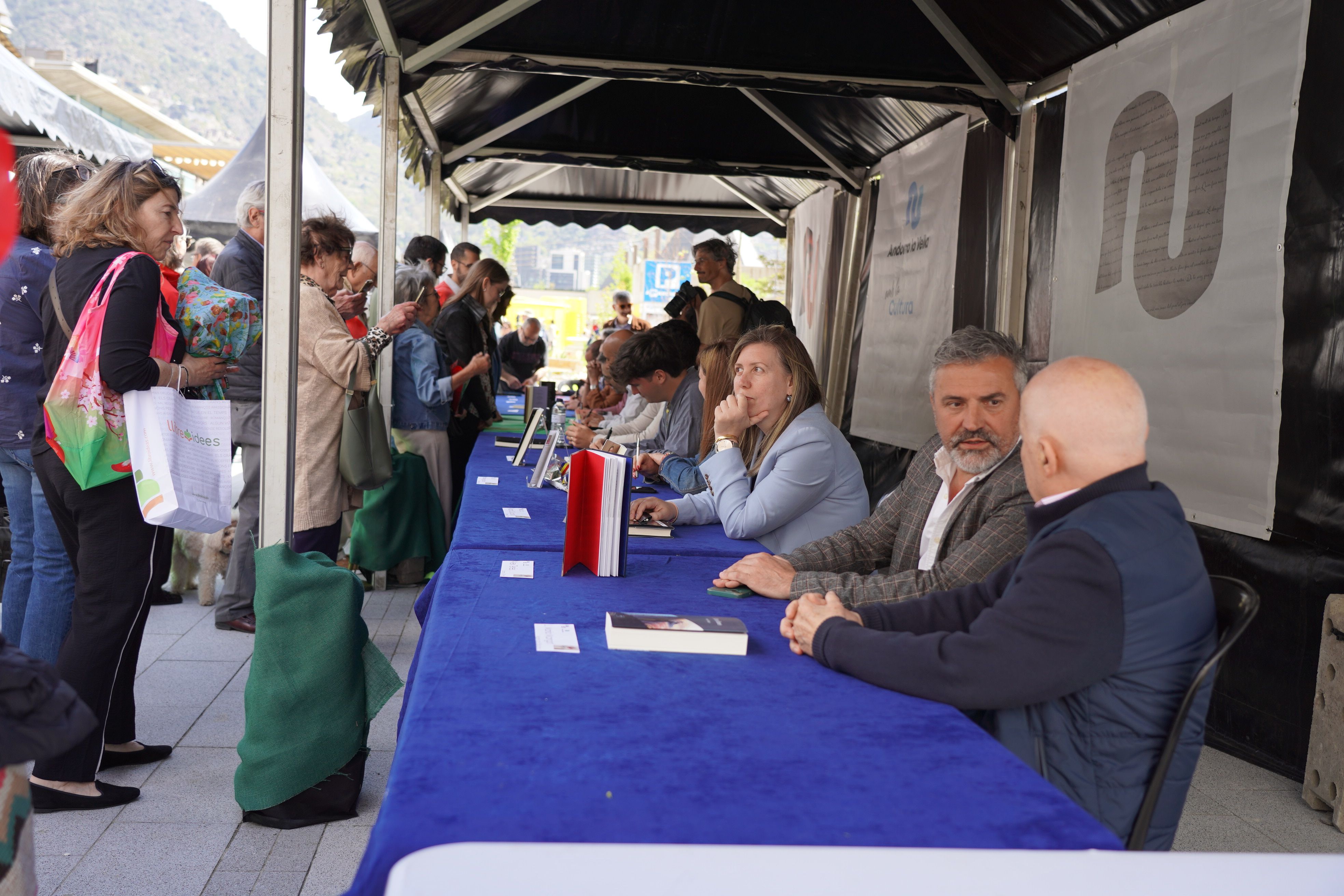Alguns autors signant els llibres aquest matí.