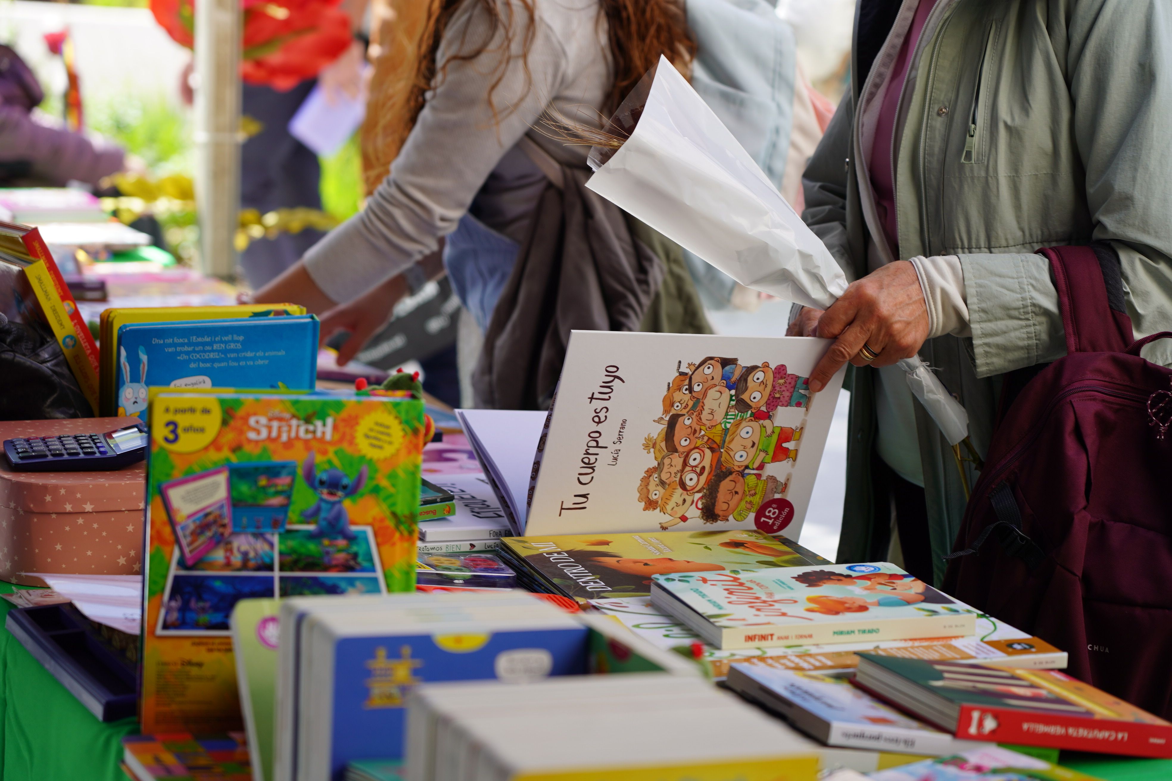fullejant un conte infantil.