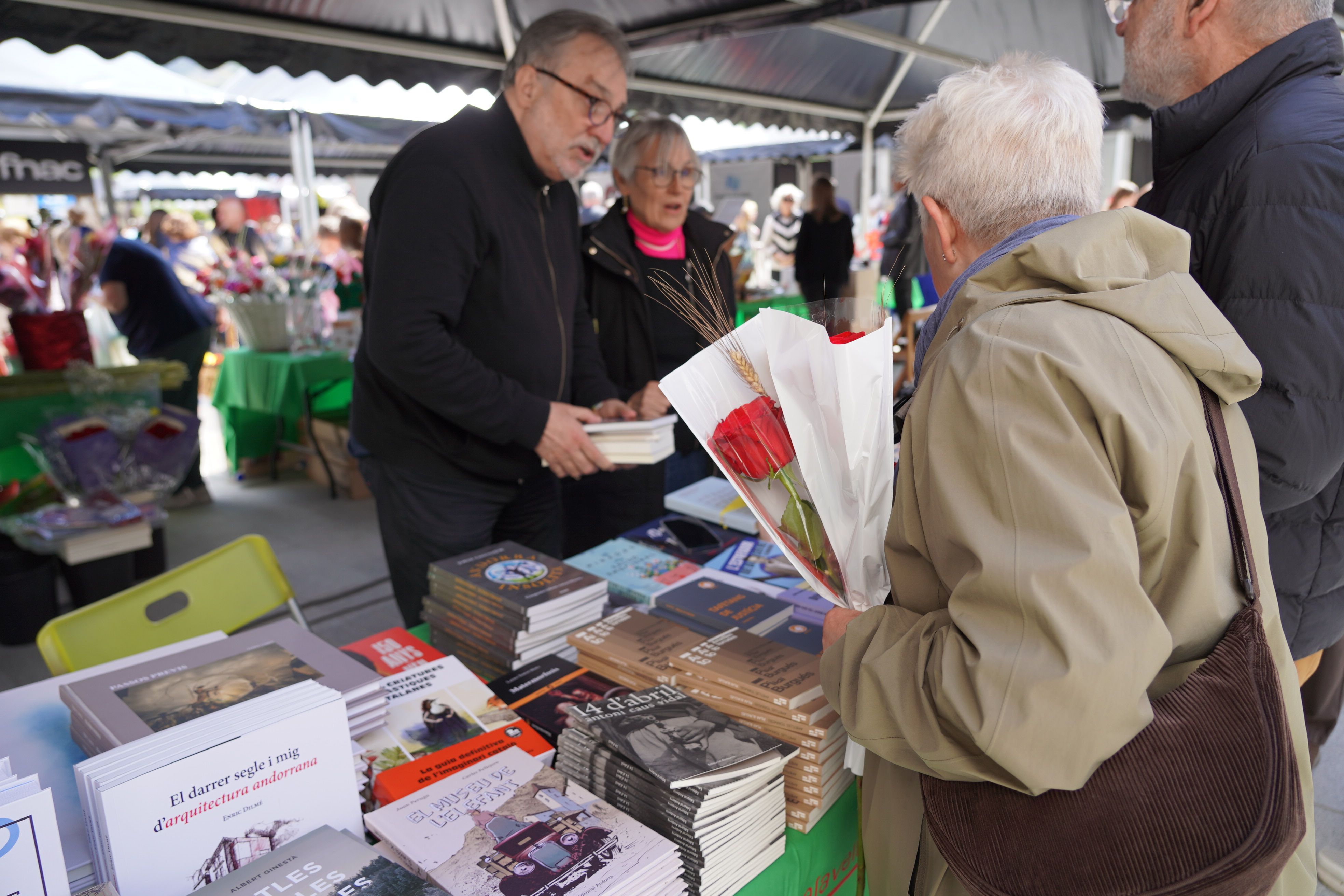 Comprant un llibre a l'estand de la plaça.
