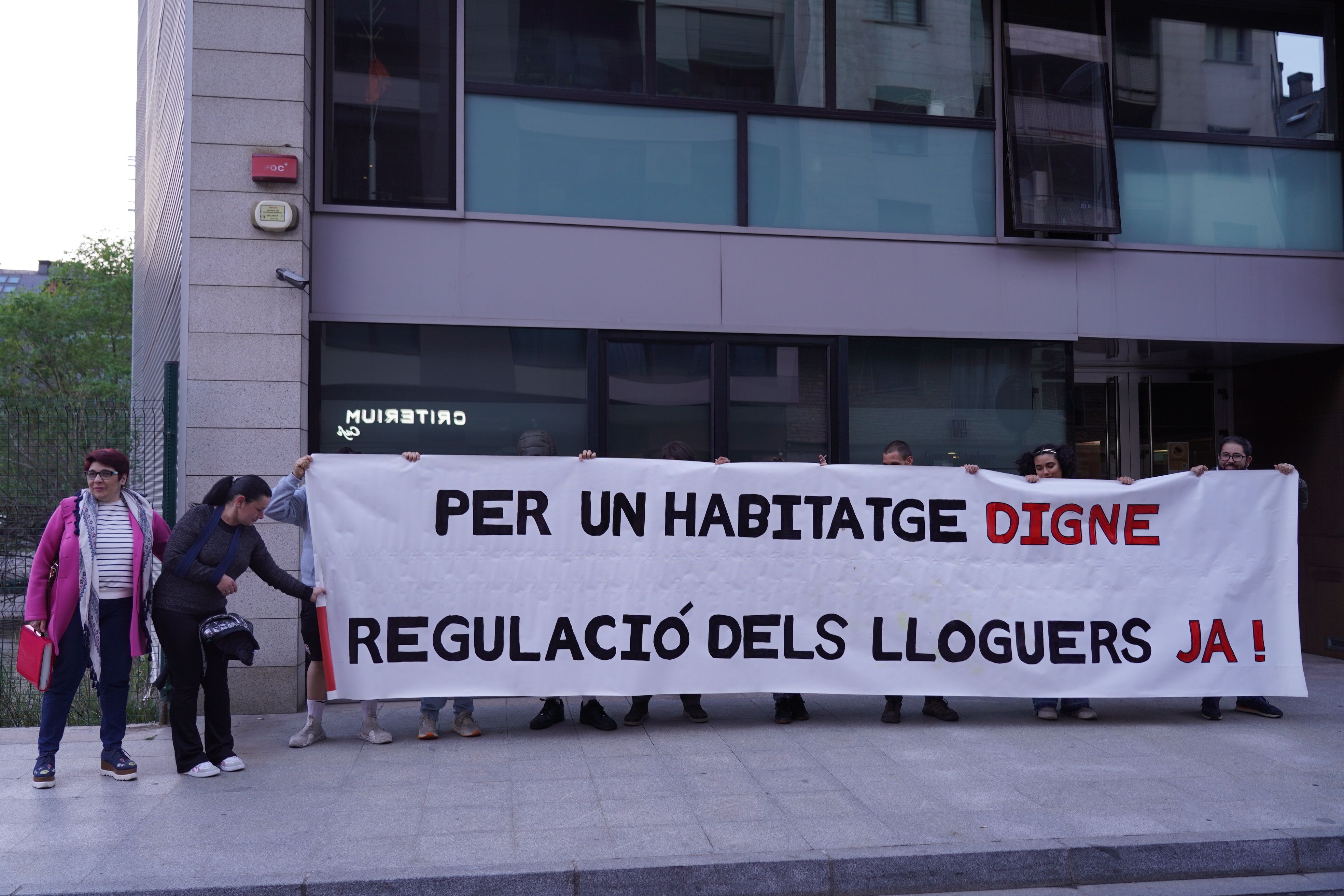 Membres del Sindicat d'Habitatge durant la protesta després de la reunió amb Conxita Marsol.
