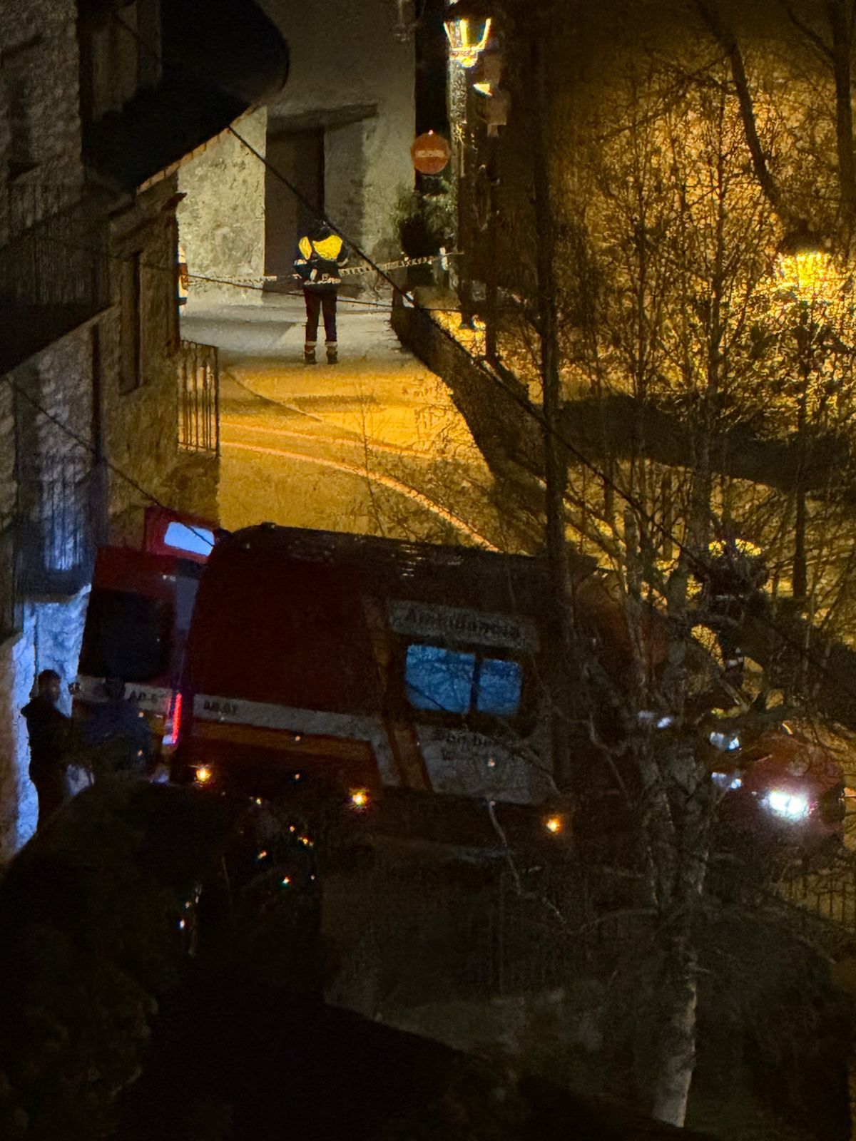 Una ambulància dels bombers ha retirat el cadàver vers 2/4 de 10 de la nit.