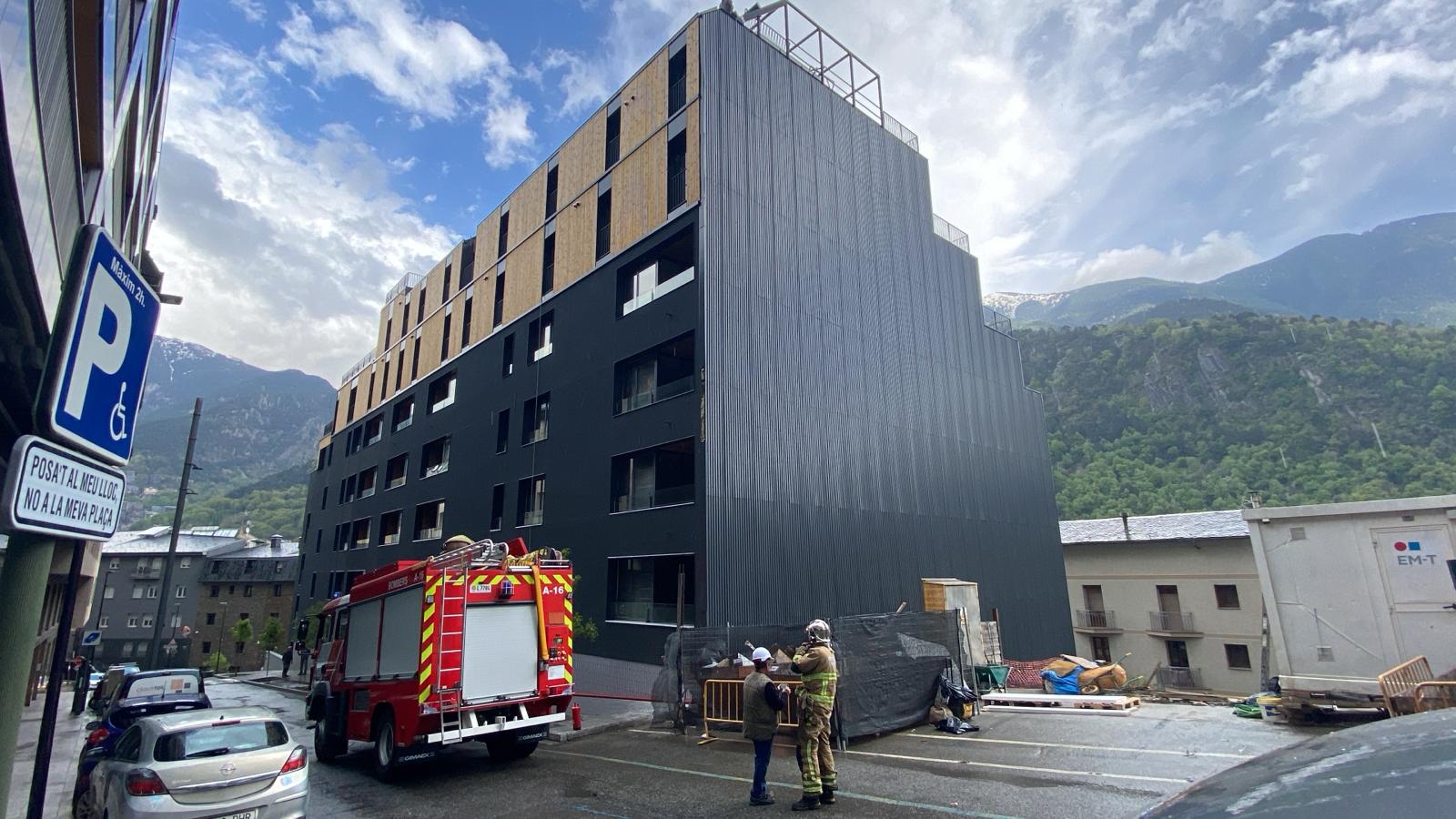 Els bombers davant l'edifici afectat pel foc.