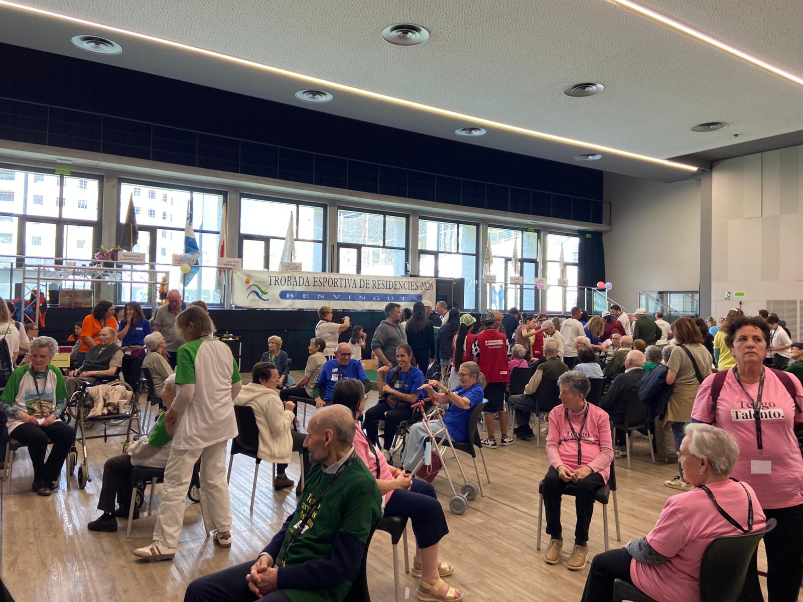 Participants de les diverses residències de la zona, al Prat del Roure durant la trobada. 