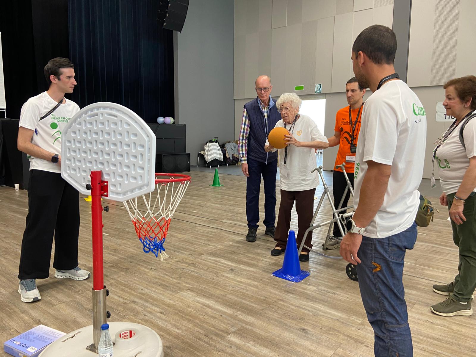 Una de les participants, llençant a cistella. 
