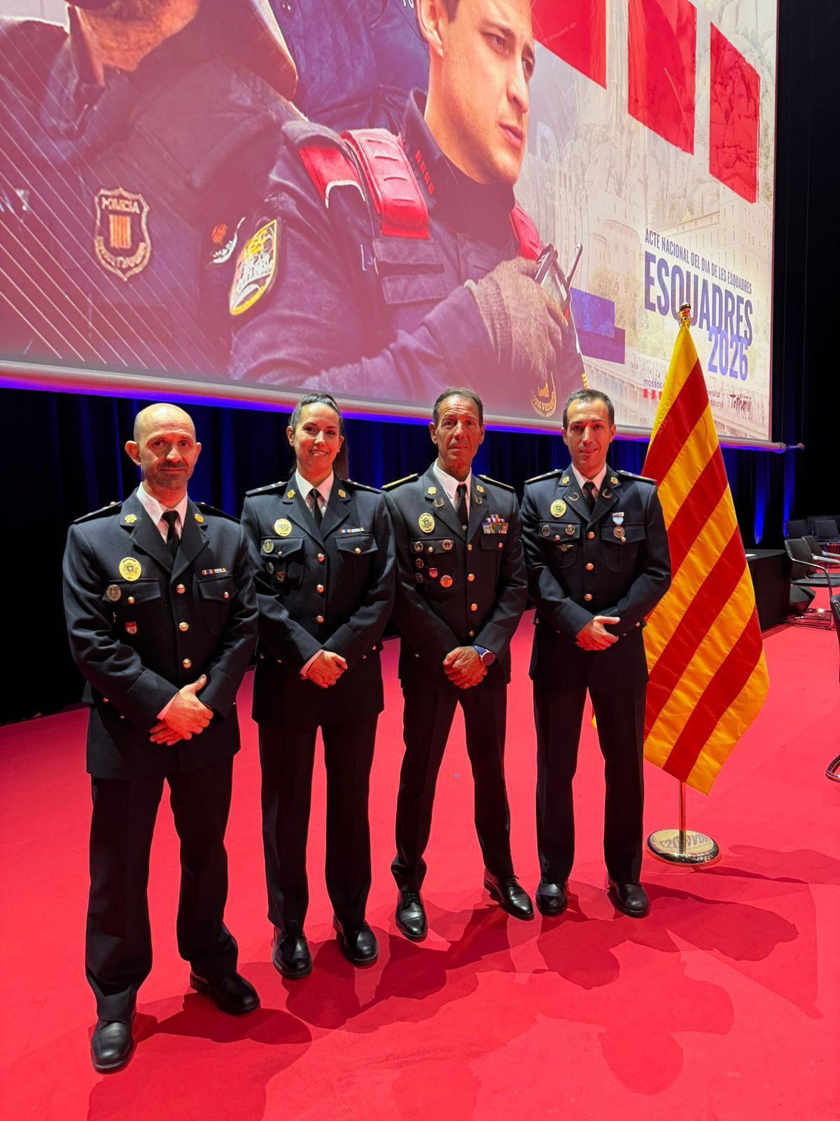 Sergi Medina (dreta) amb el director de la policia andorrana i els dos agents de la UIT en l'acte del Dia de les Esquadres.