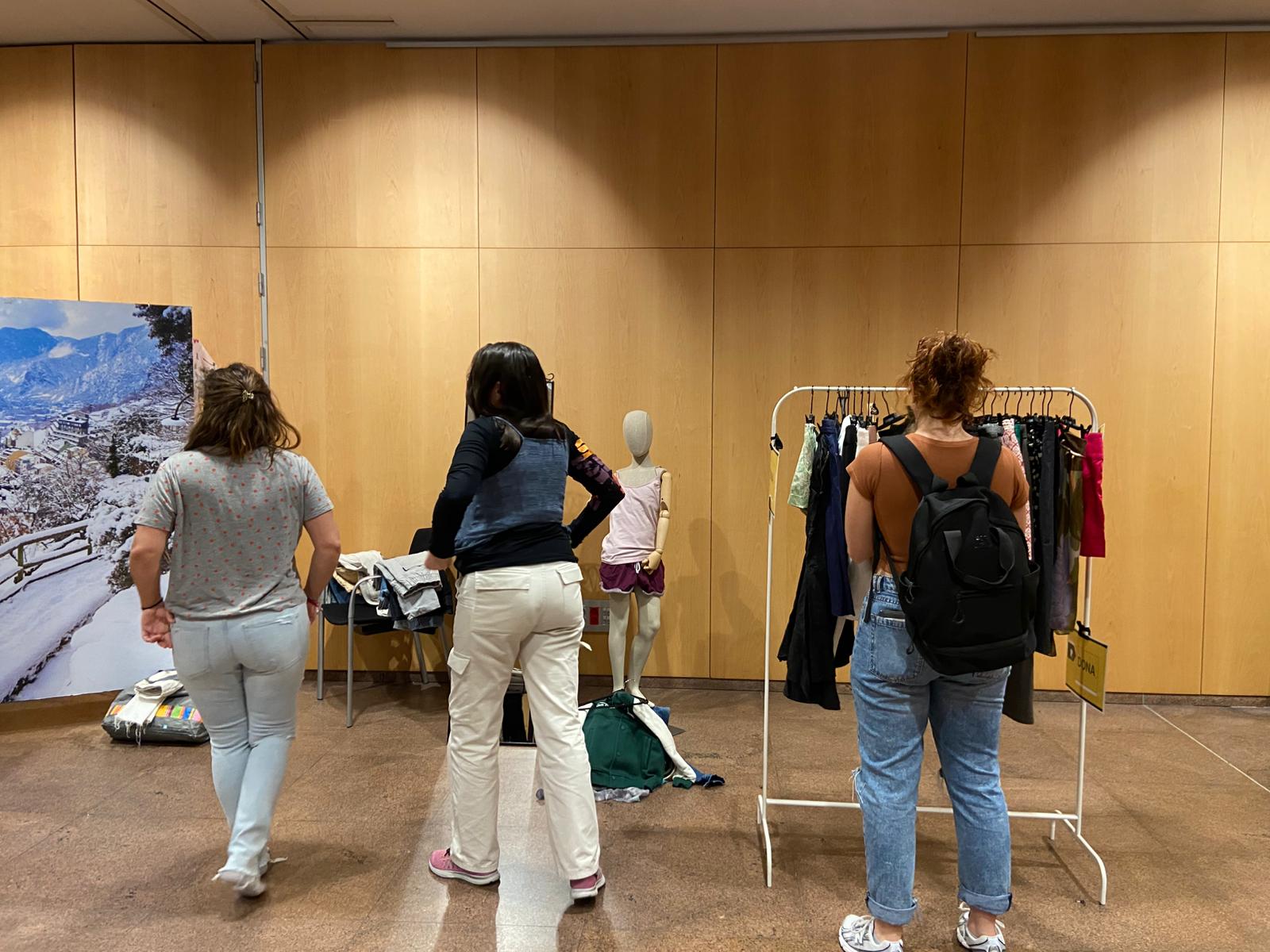 Algunes assistents provant-se la roba. 