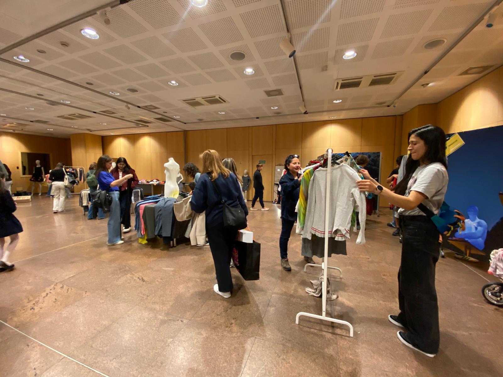 Ha estat un matí per curiosejar i emprovar-se la roba. 