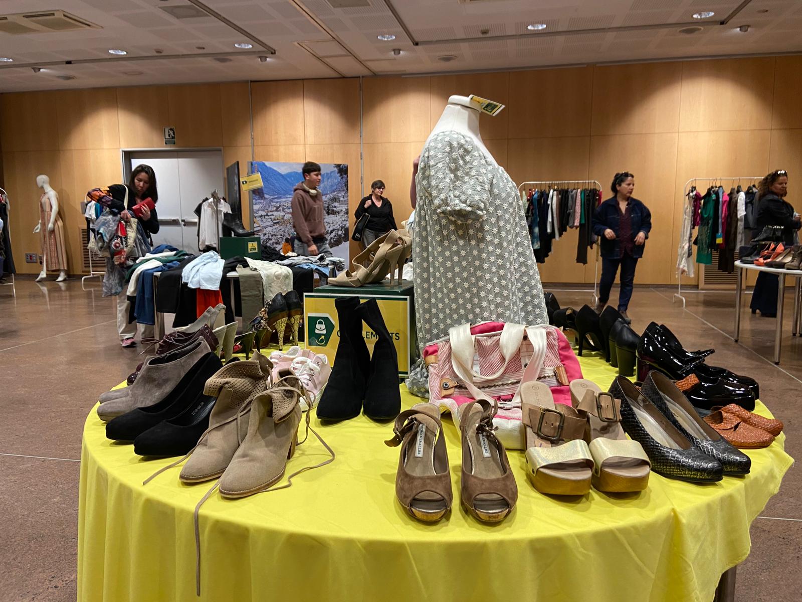 També s'hi pot trobar calçat en bon estat. 