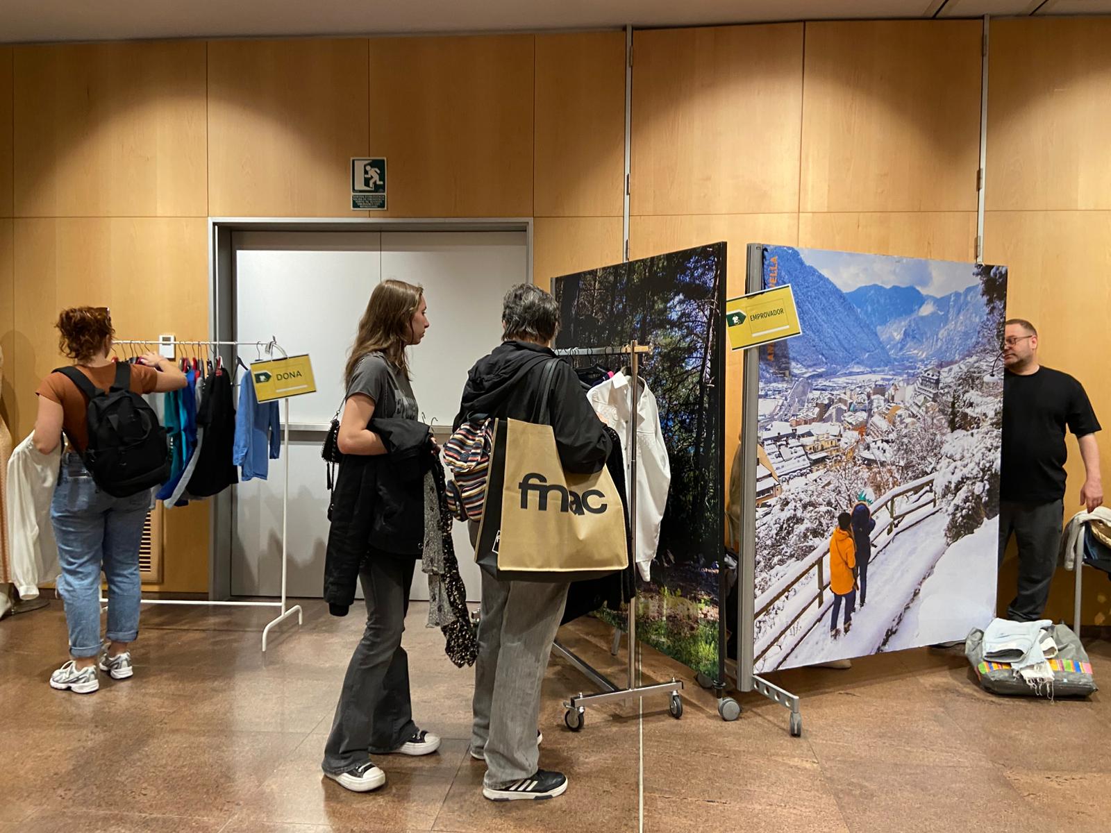 A cada costat del mercat hi ha un emprovador. 