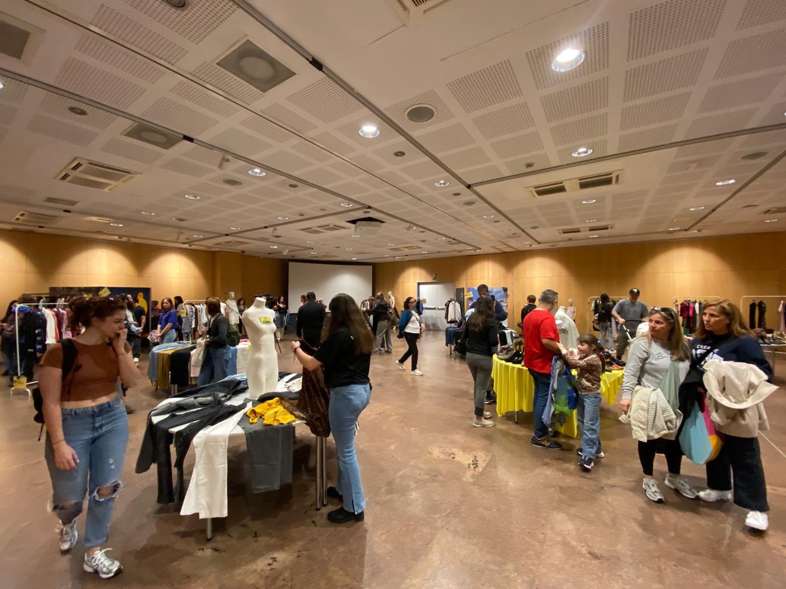 Els assistents, aquest dissabte al matí xafardejant pels diferents mostradors. 