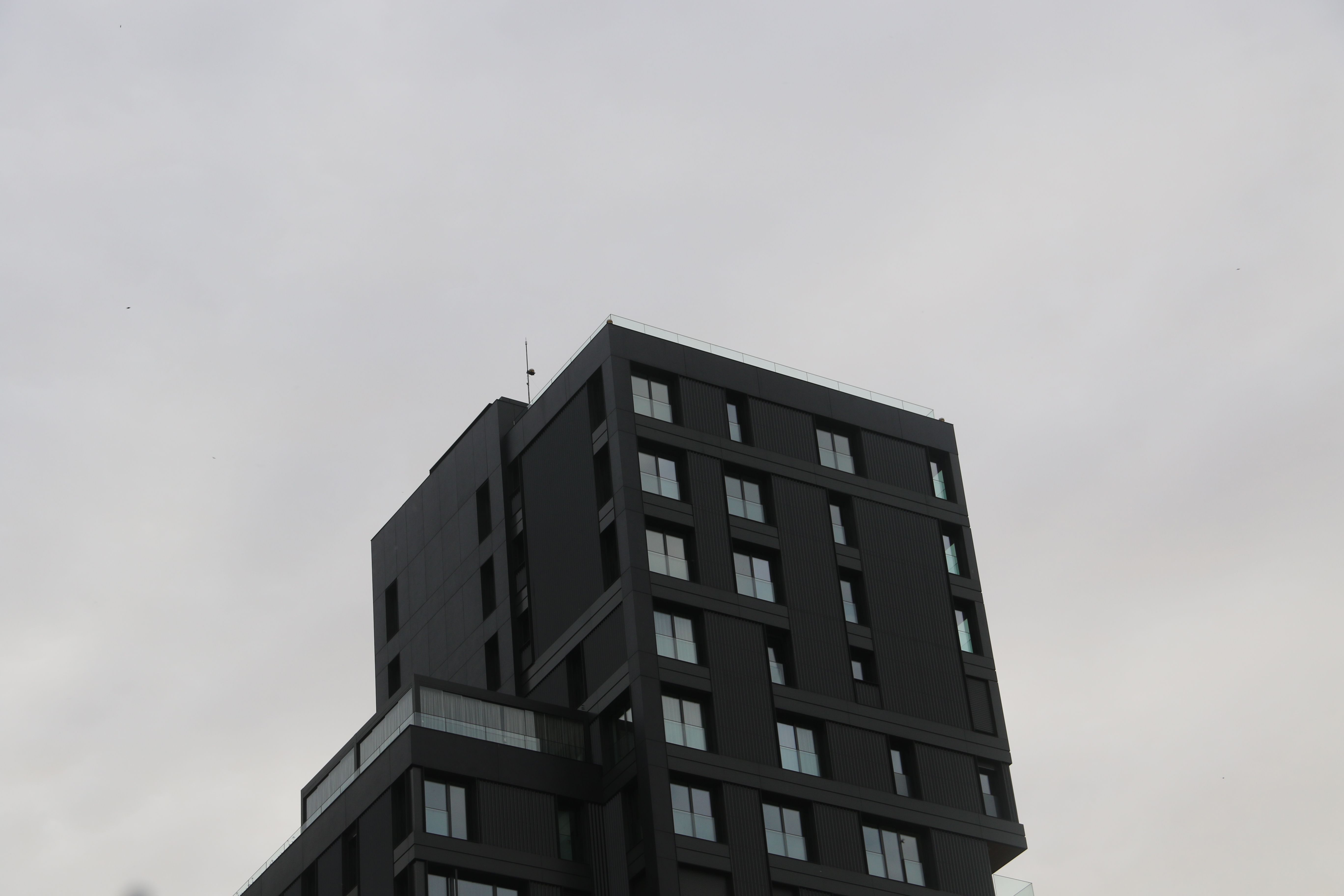 La part superior de la torre en qüestió amb la pèrgola que cobreix una terrassa.