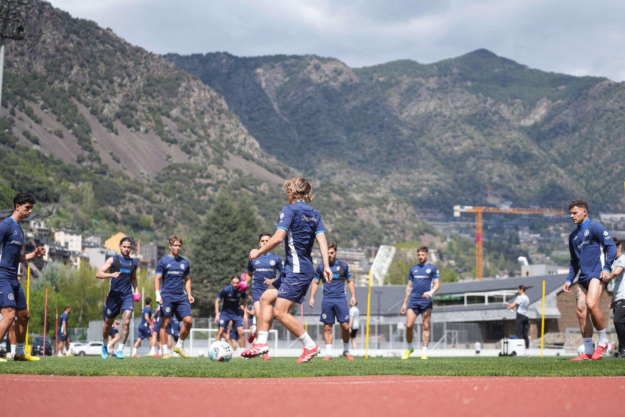 Els jugadors de l'Andorra, entenant-se al Comunal abans de viatjar aquest dissabte cap a Madrid. 