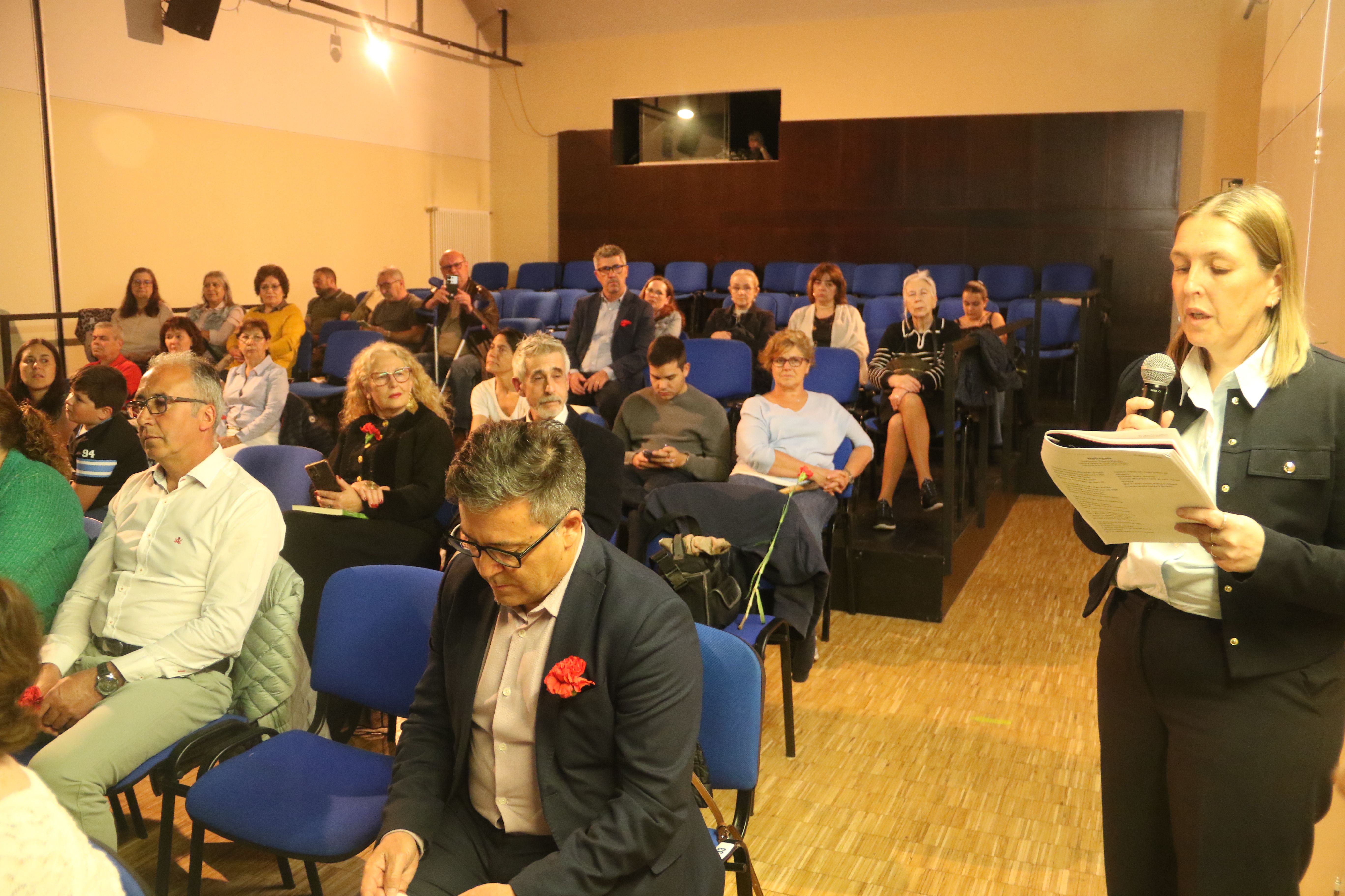 Lectura de poemes com a preàmbul a l'inici de l'acte en sí.