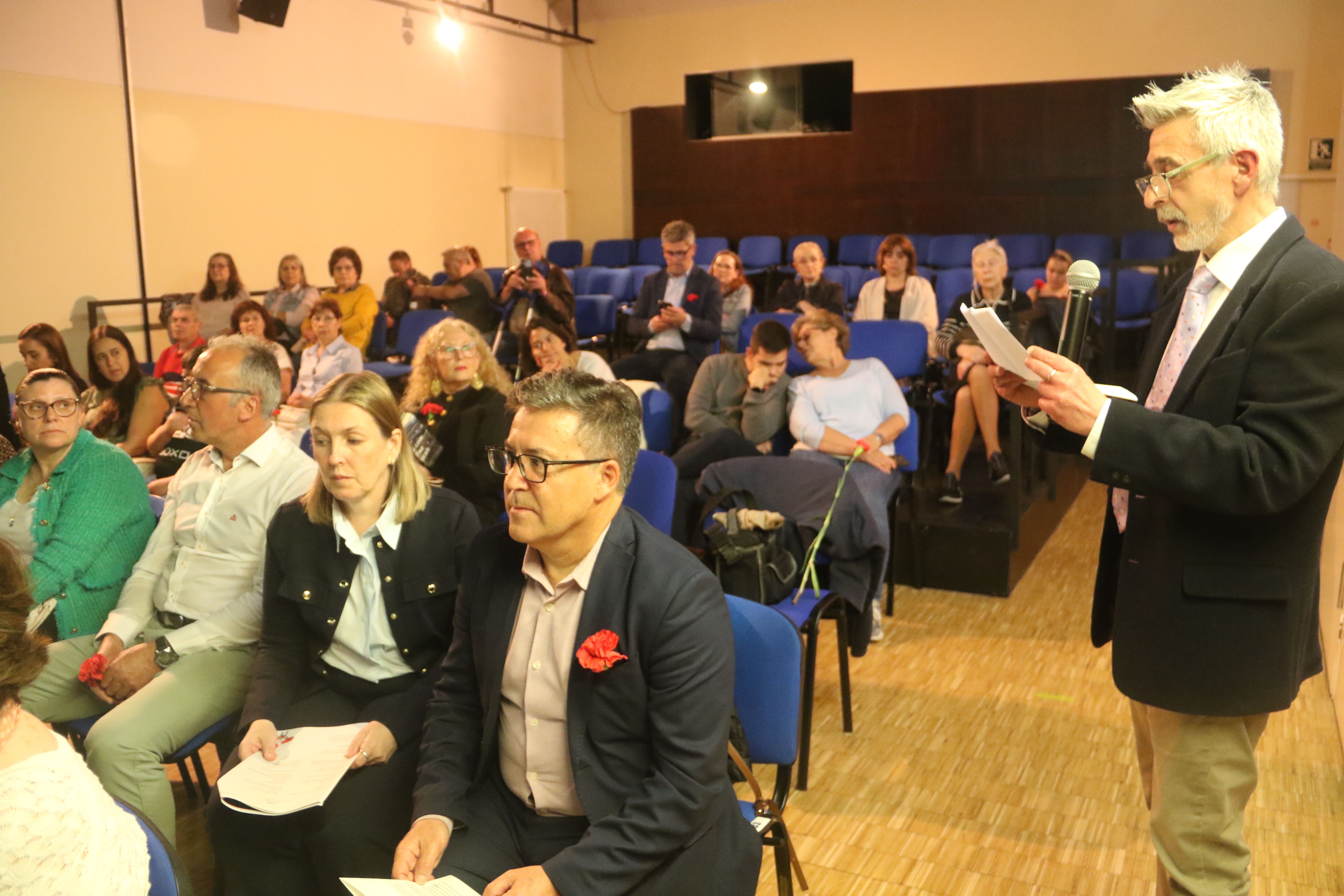 Lectura de poemes com a preàmbul a l'inici de l'acte en sí.